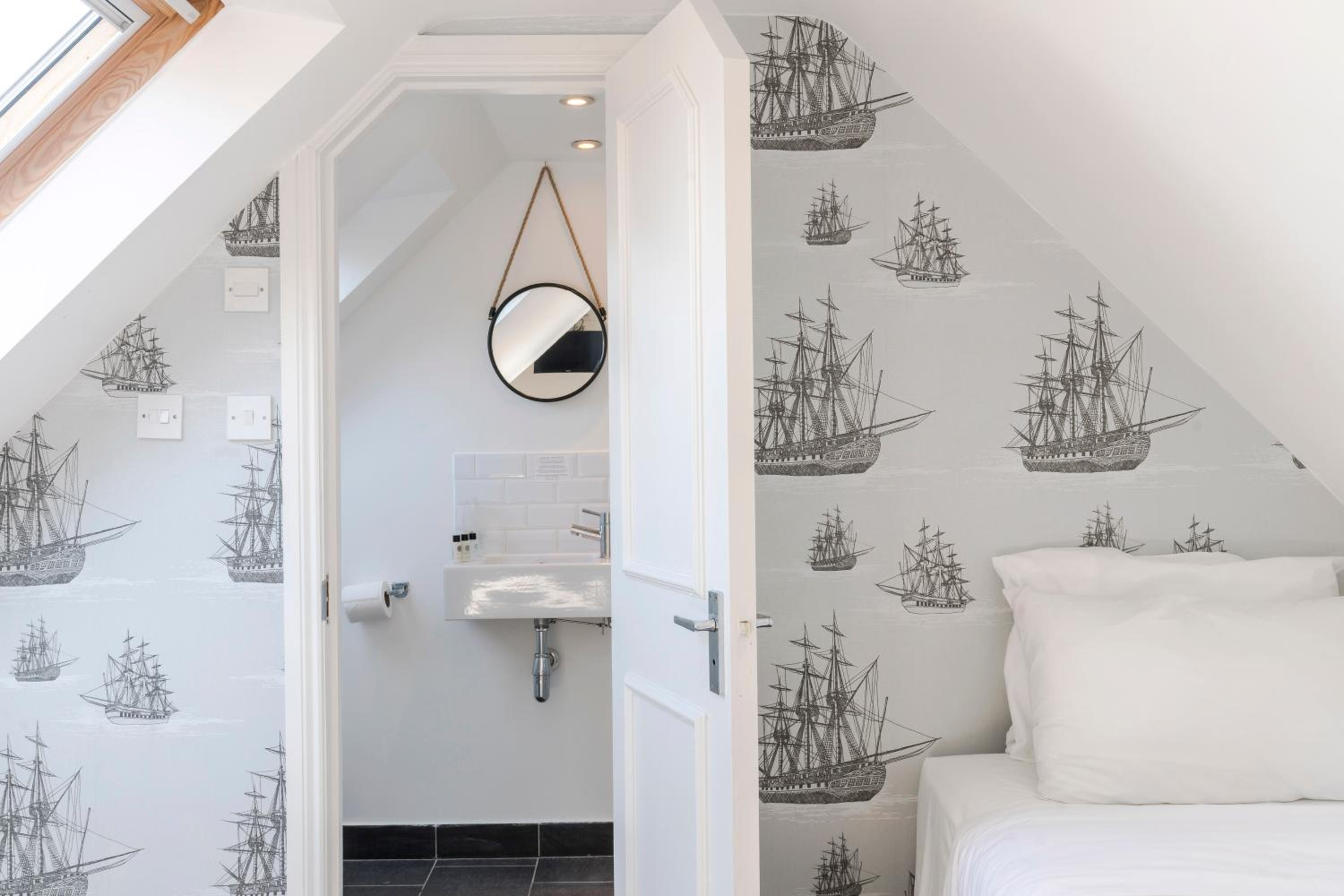 Small Twin Room photo 1
