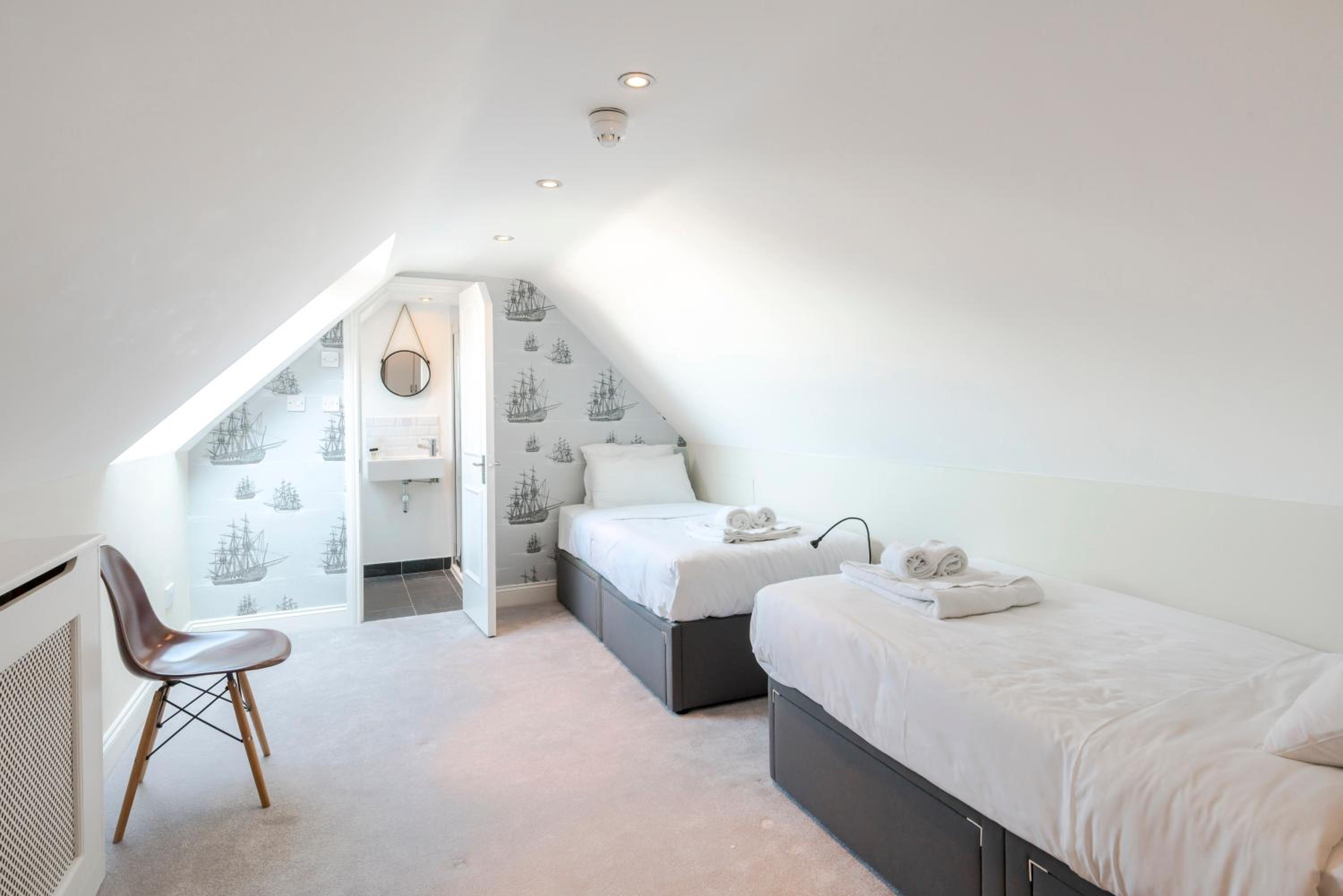 Small Twin Room photo 2