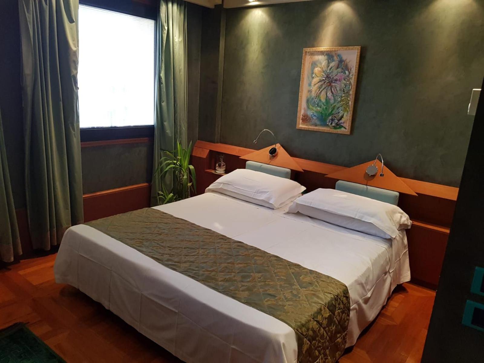 Standard Double Room - Photo 8
