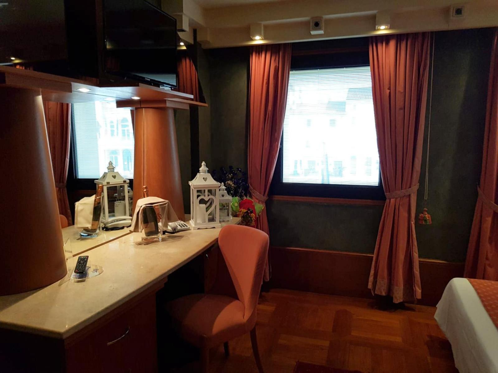 Standard Double Room - Photo 11