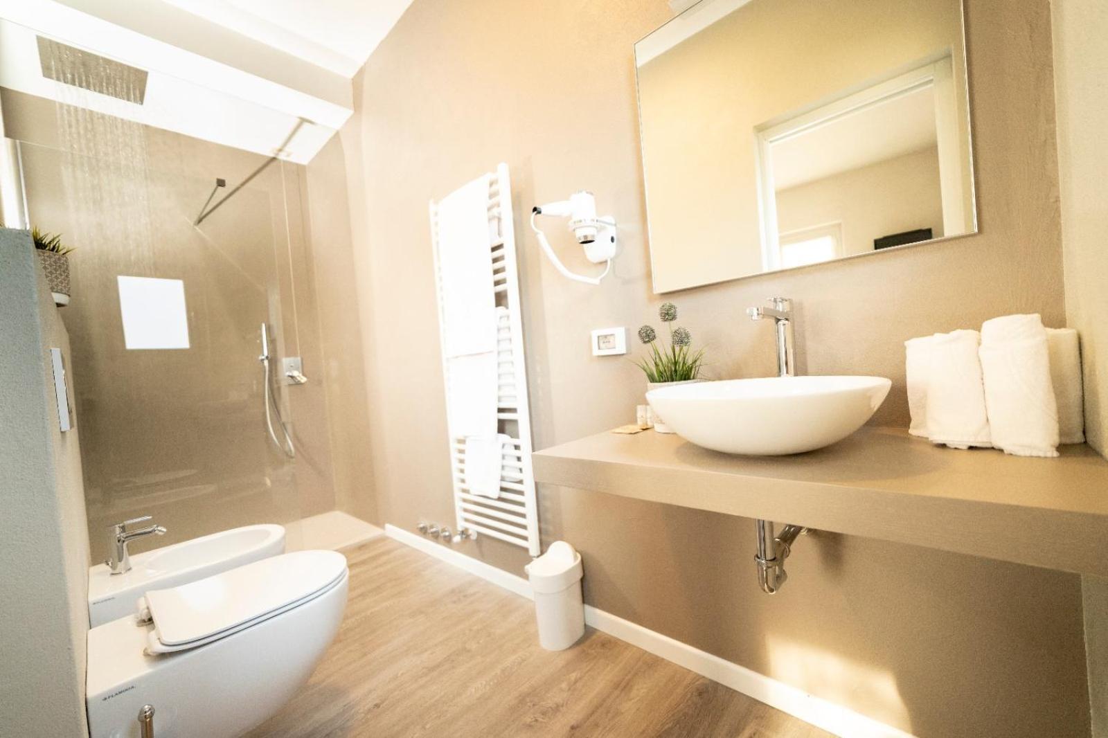 Superior Double or Twin Room with Lake View - Photo 9