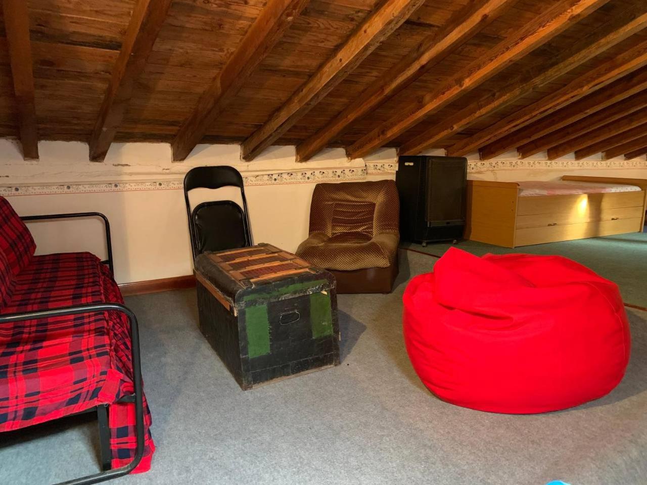 Six-Bedroom House photo 2
