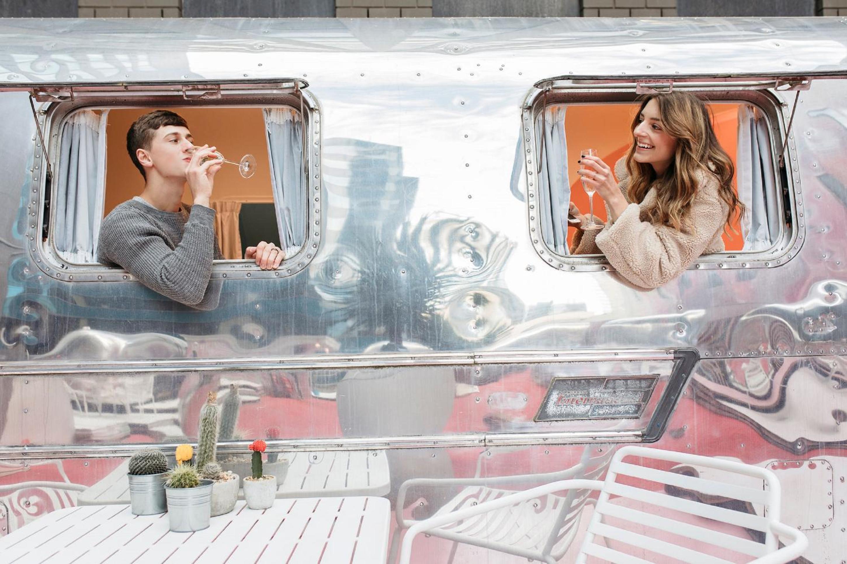 AIRSTREAM - Deluxe Queen Room