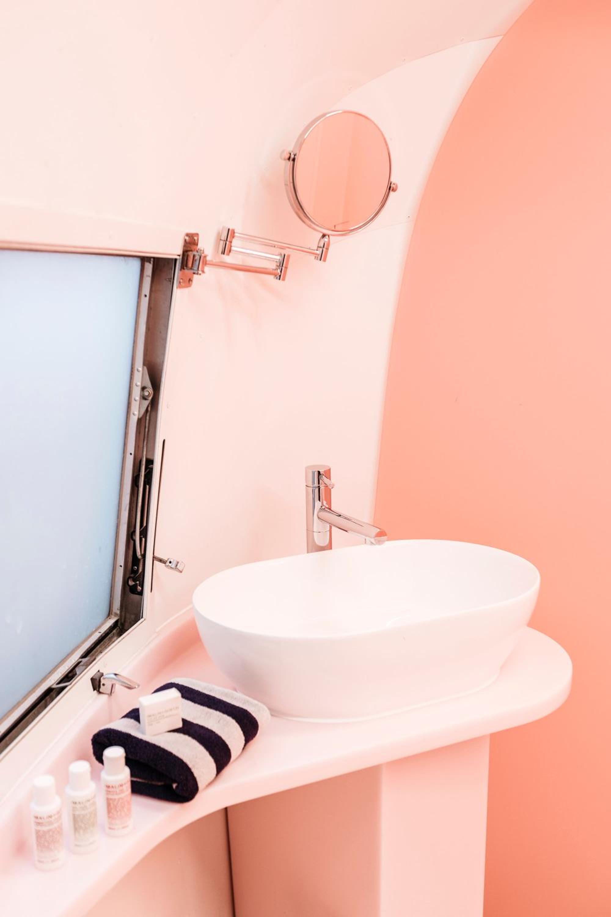 AIRSTREAM - Deluxe Queen Room
