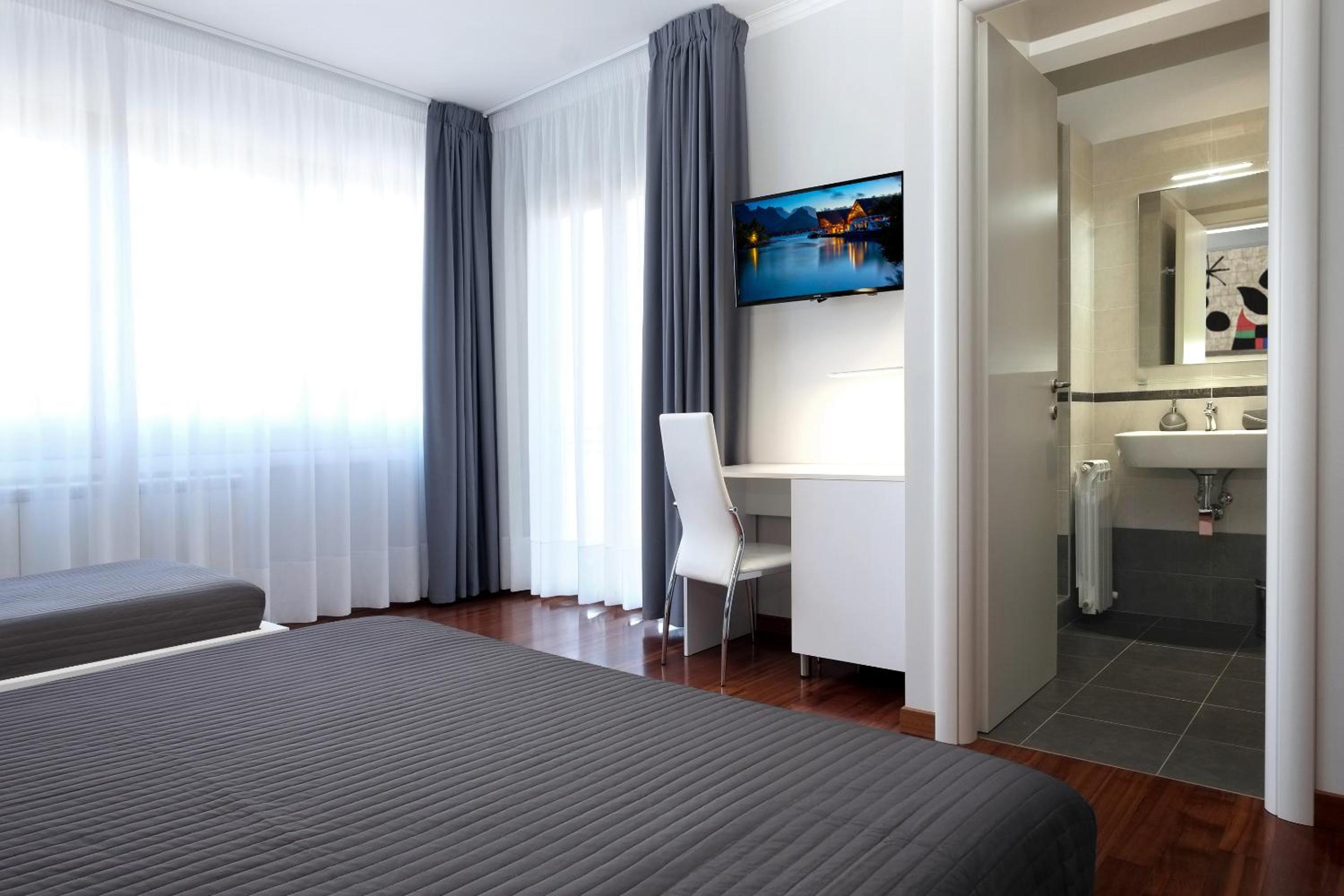 Deluxe Room with Private Bathroom photo 3