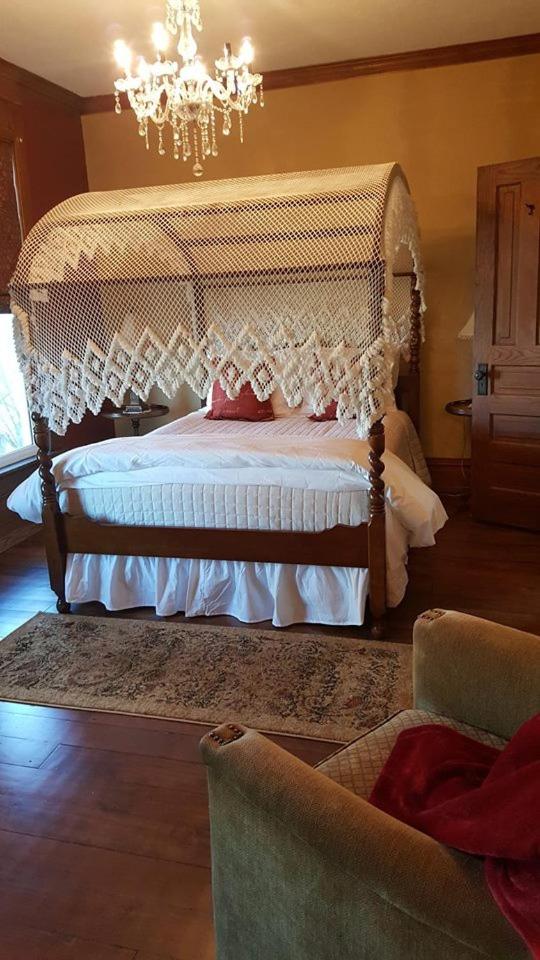 Queen Suite with Spa Bath photo 3