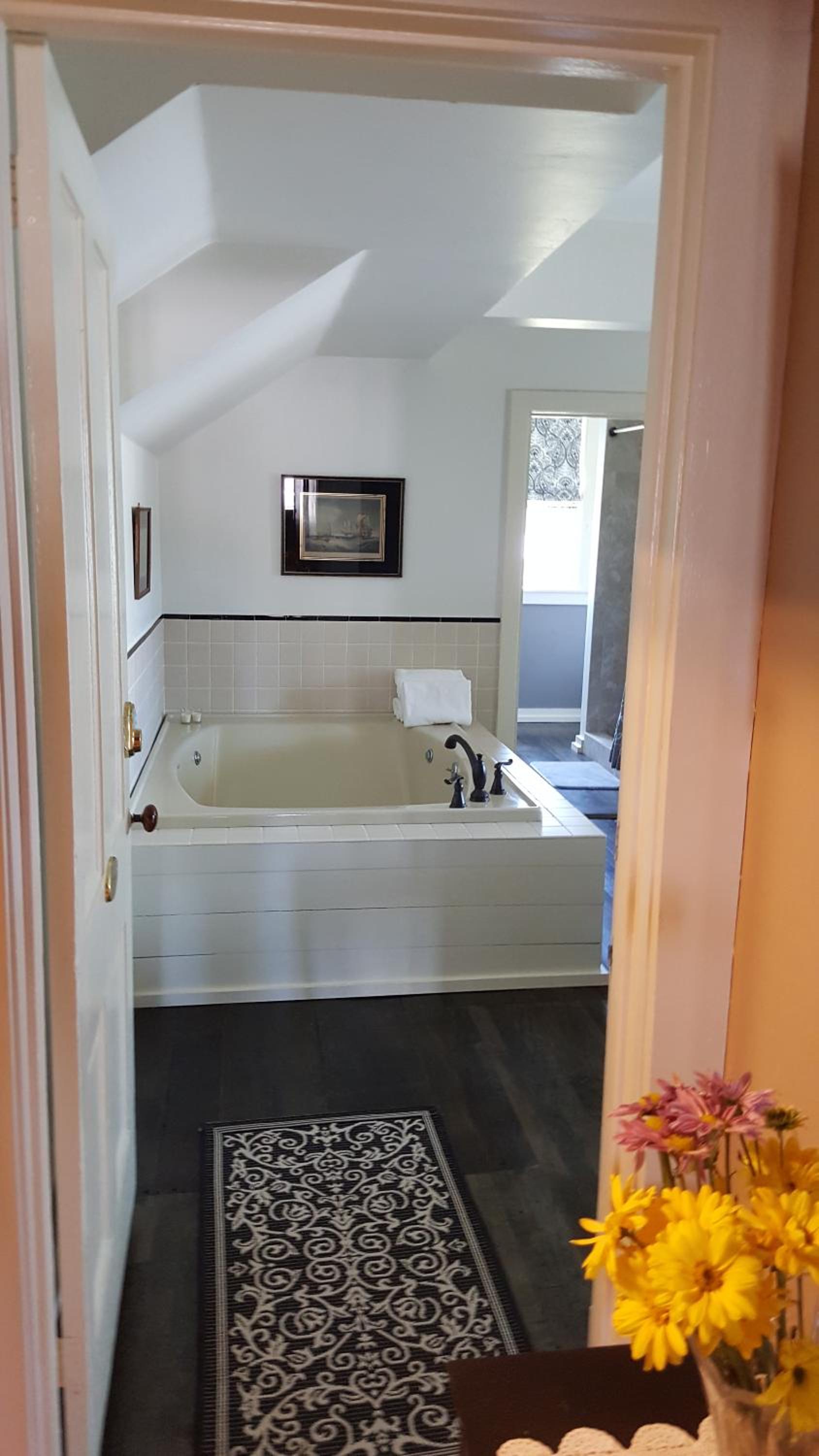 Queen Suite with Spa Bath photo 3
