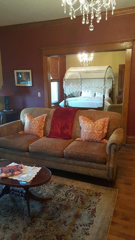 Queen Suite with Spa Bath photo 1