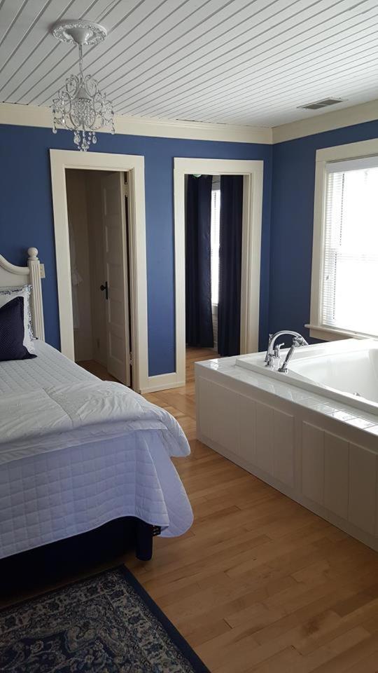 King Suite with Balcony photo 2