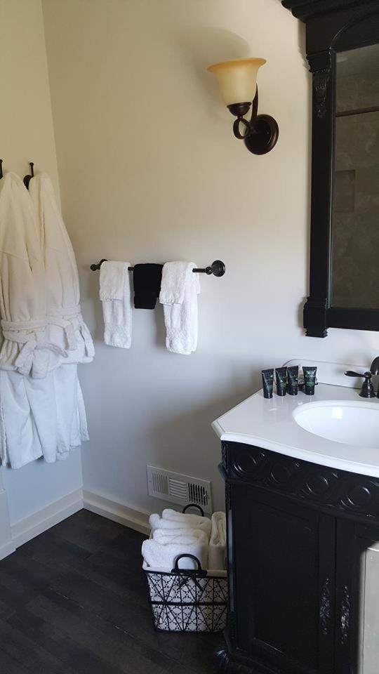 Queen Suite with Spa Bath photo 2