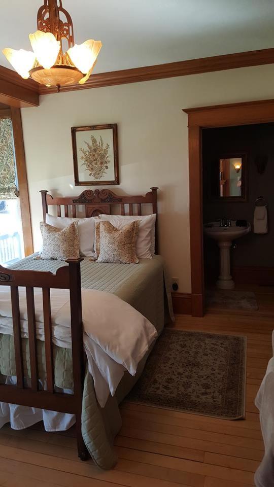 Queen Suite with Spa Bath photo 2