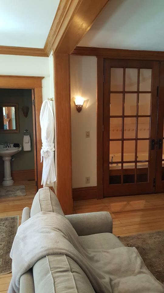 Queen Suite with Spa Bath photo 3