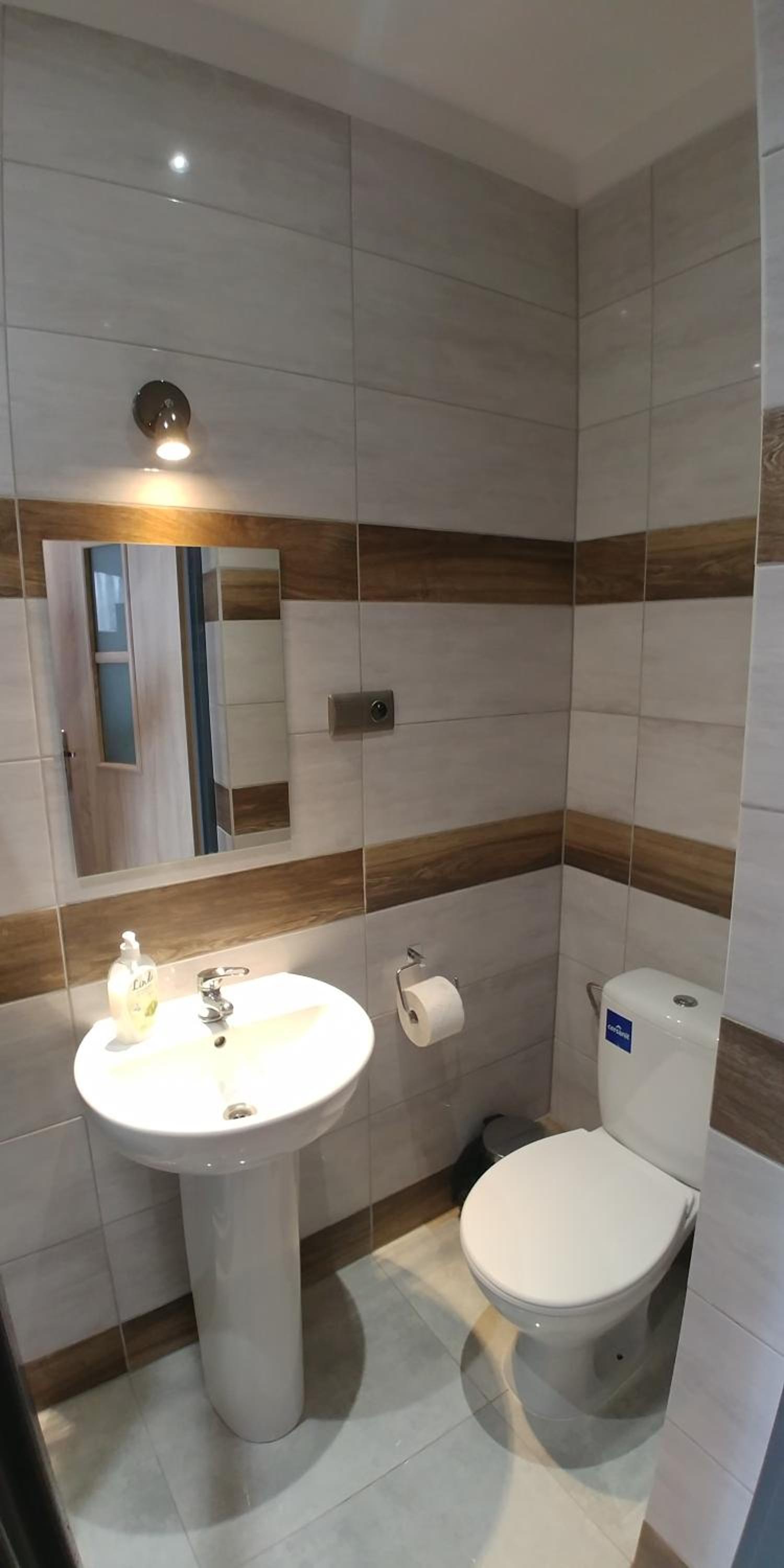 Double Room with Private Bathroom - Photo 17