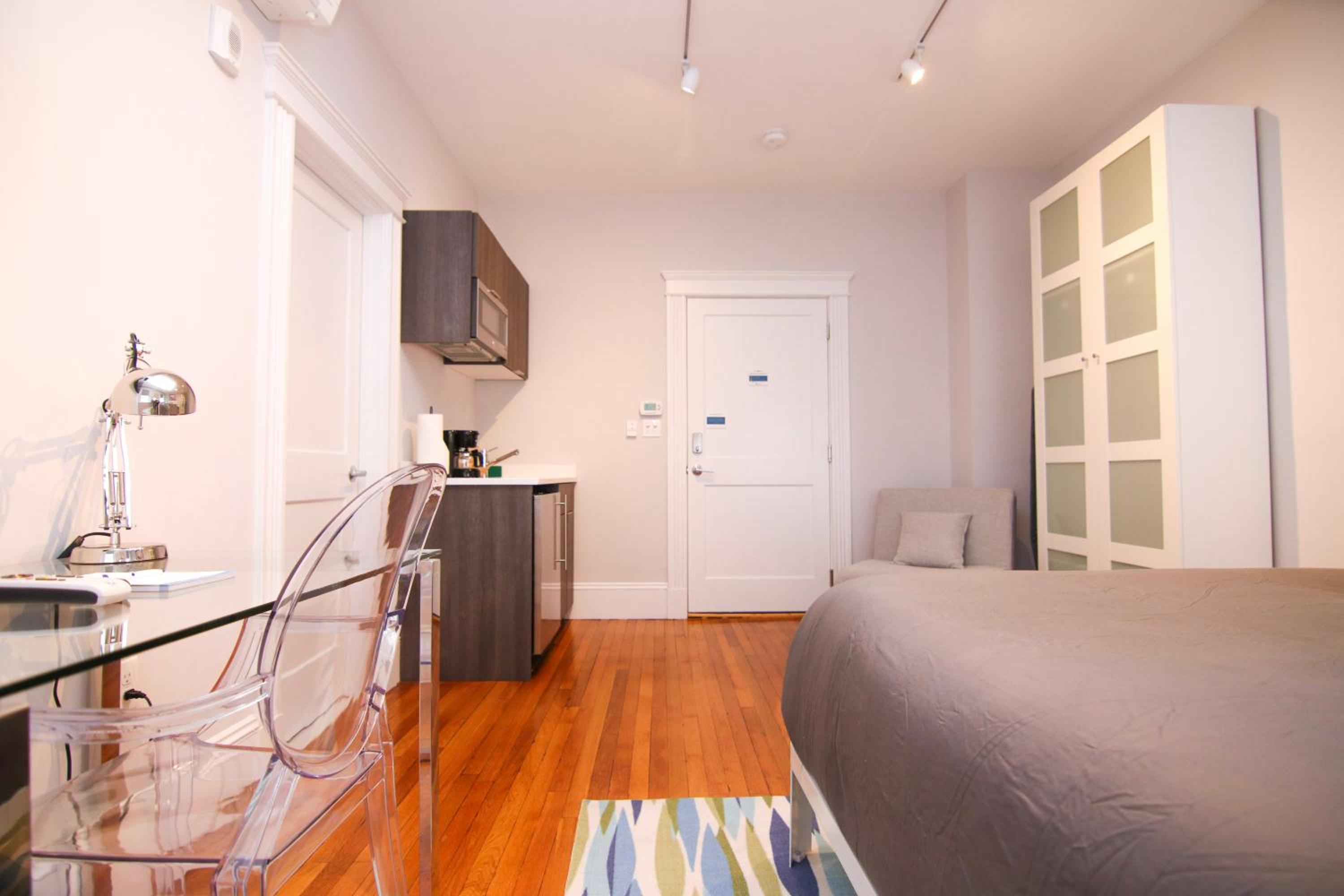 One-Bedroom Apartment - Photo 20