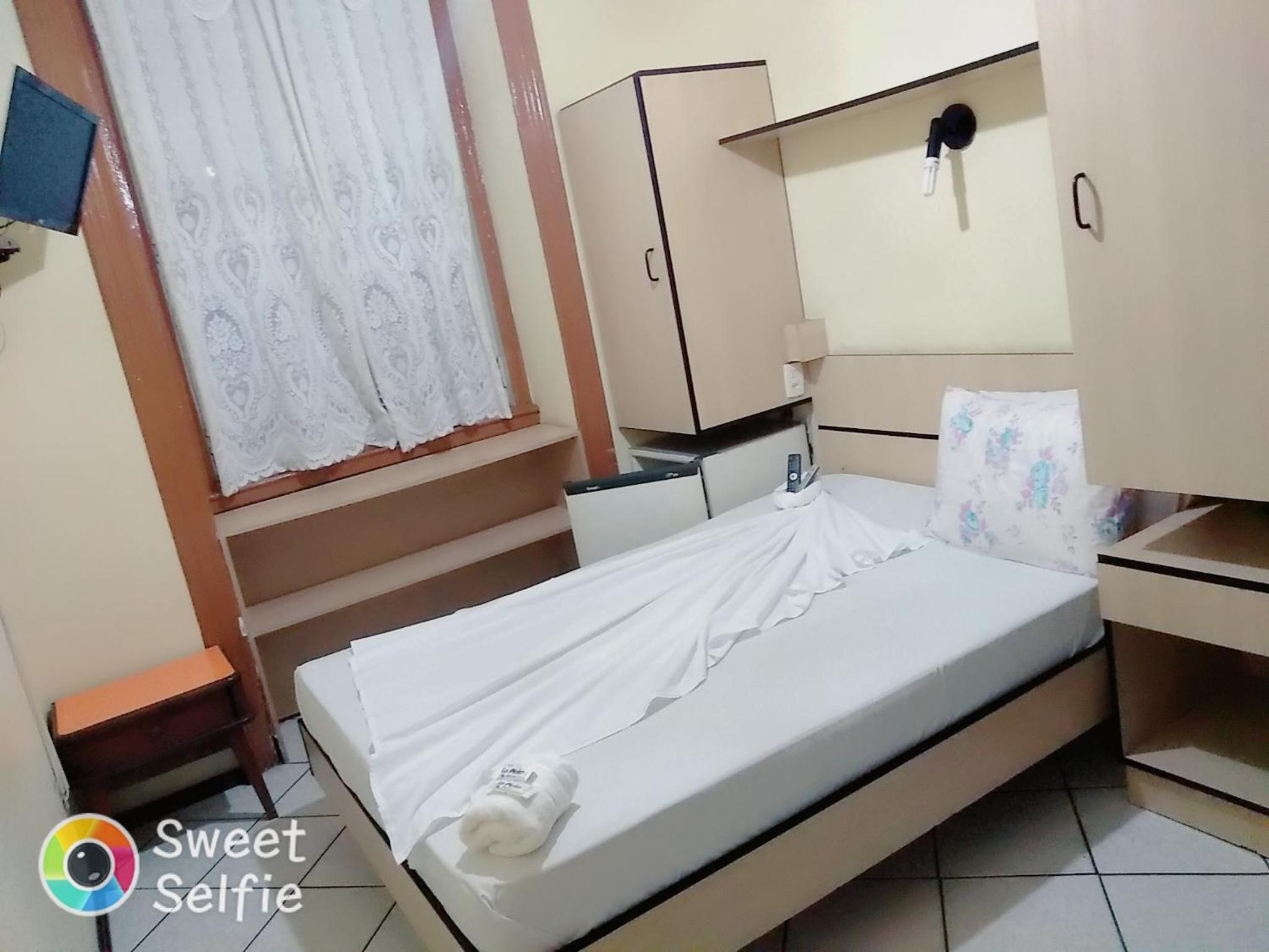 Double or Twin Room with Private Bathroom photo 2