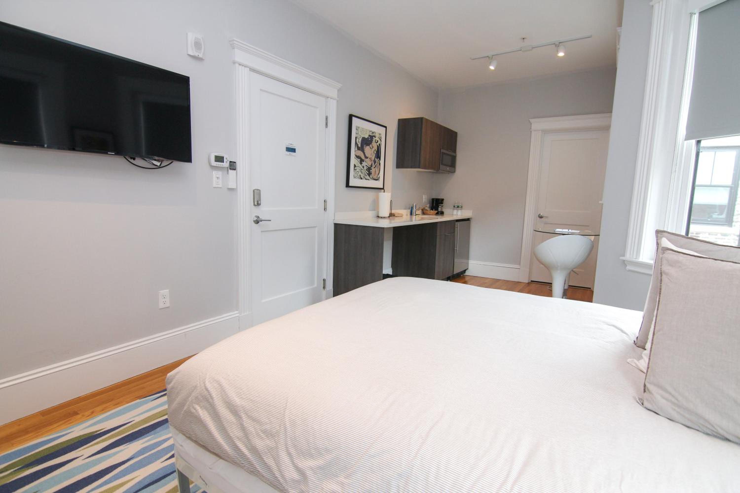 One-Bedroom Apartment - Photo 23