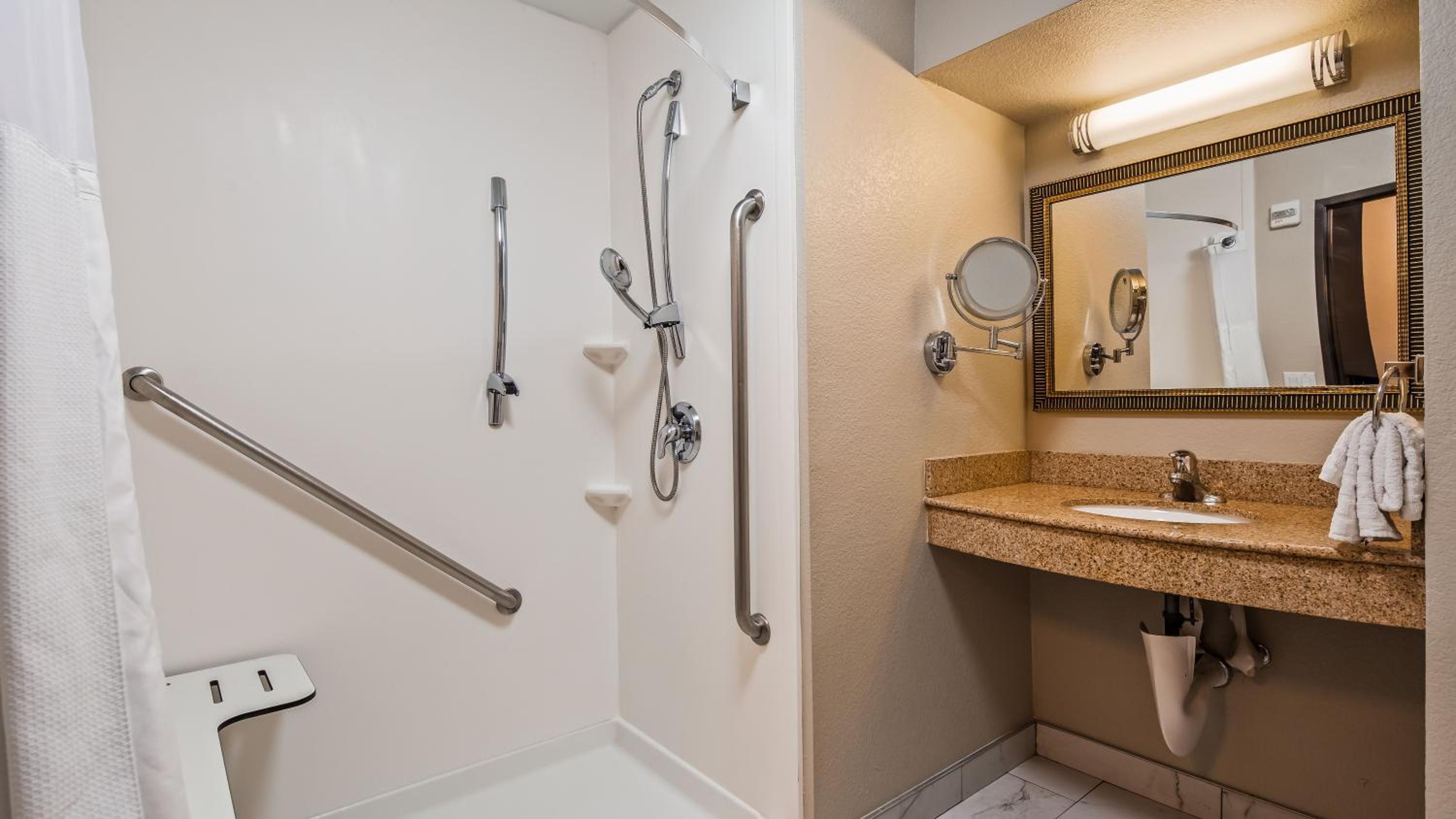 King Room with Roll-in Shower - Disability Access/Non-Smoking - Photo 5