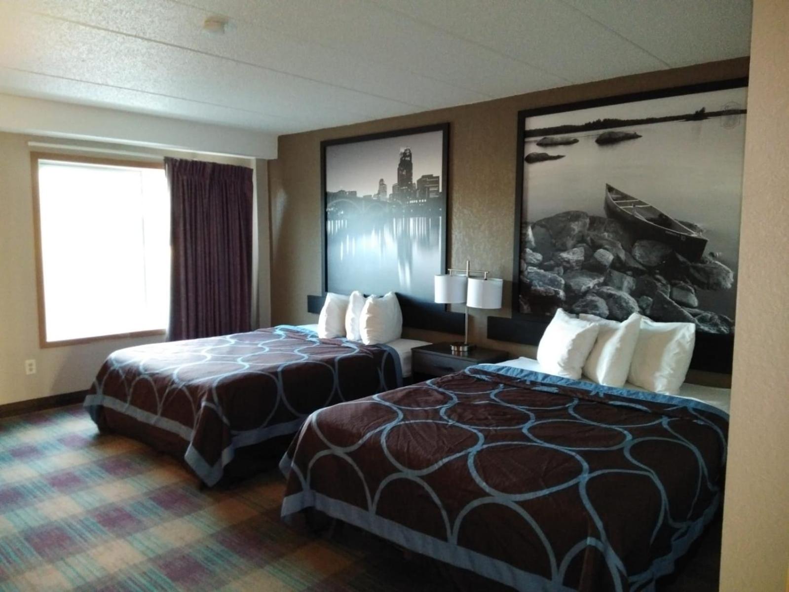 Queen Room with Two Queen Beds - Non-Smoking photo 2