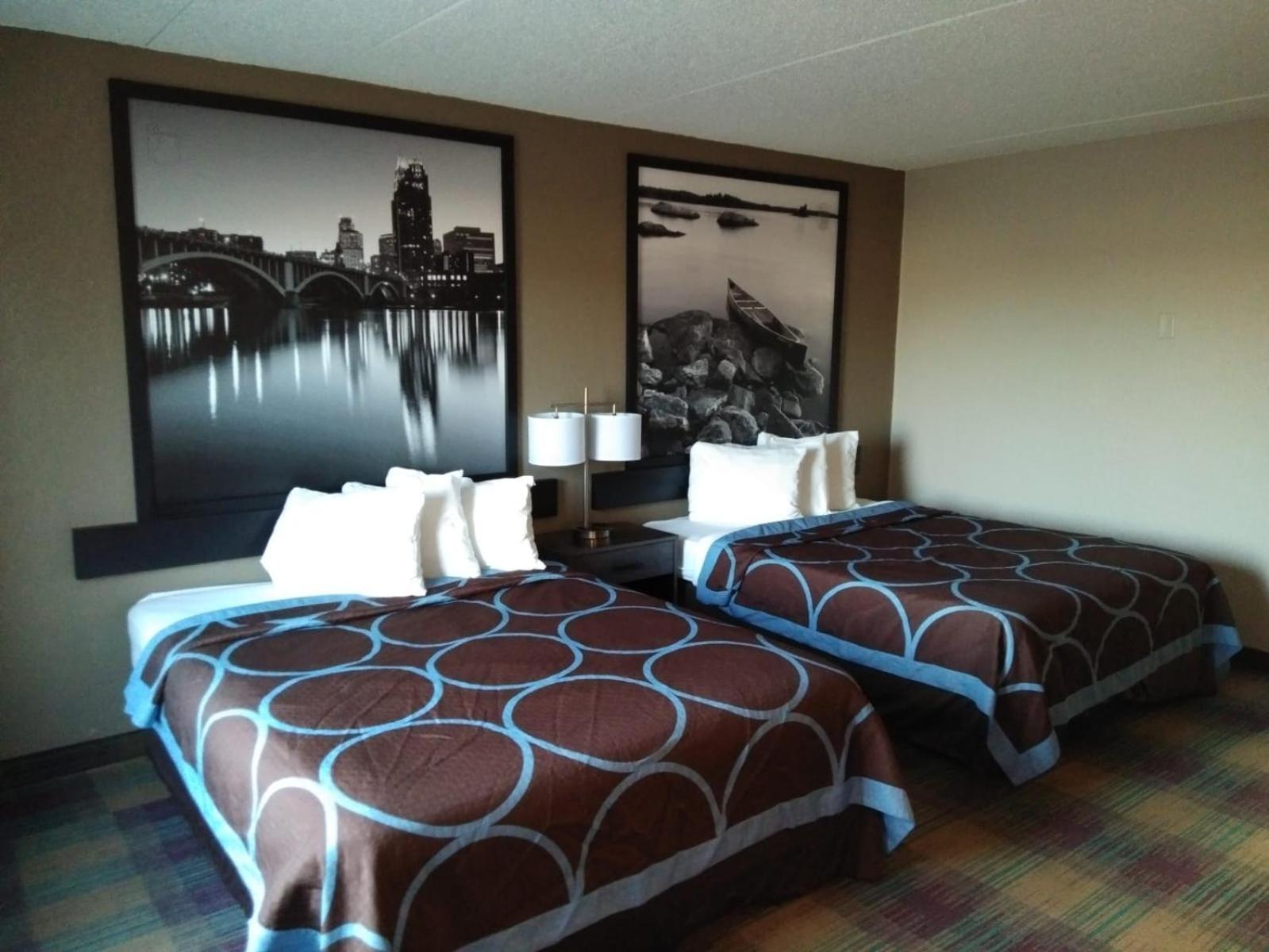 Queen Room with Two Queen Beds - Non-Smoking photo 3