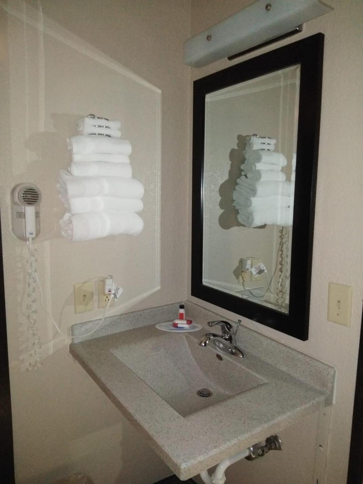 Deluxe King Studio Suite with Jettet Tub - Non-Smoking photo 3