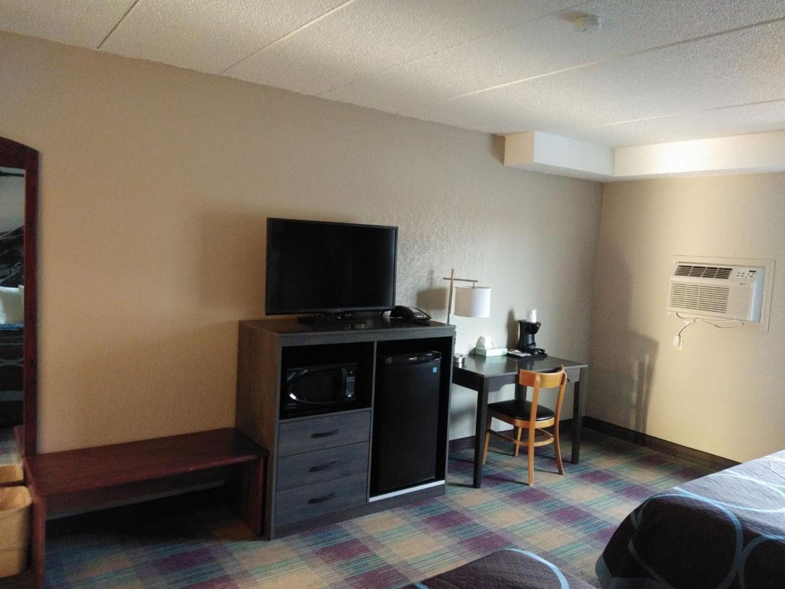 Queen Room with Two Queen Beds - Non-Smoking photo 1