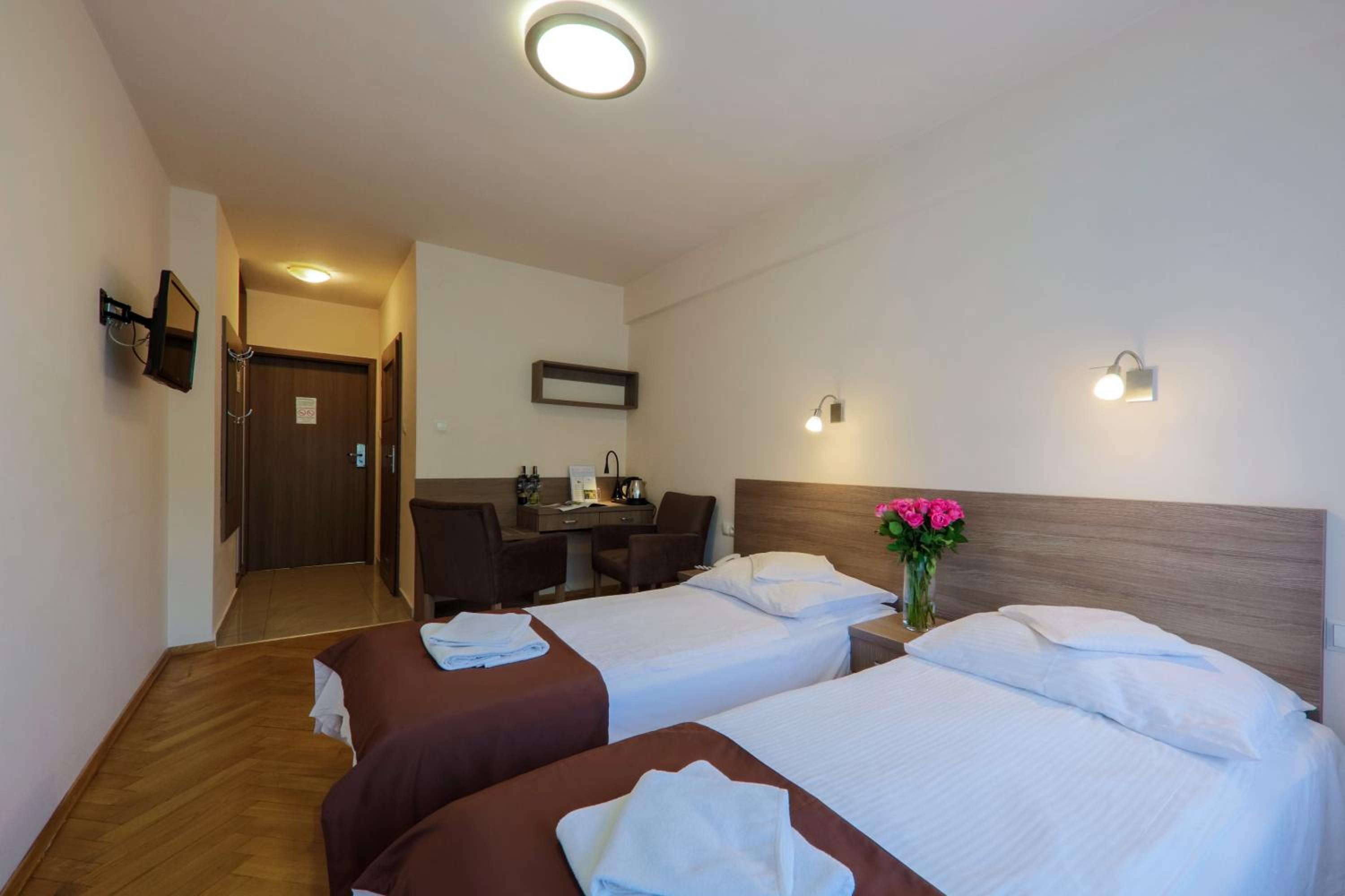 Twin Room - Photo 3