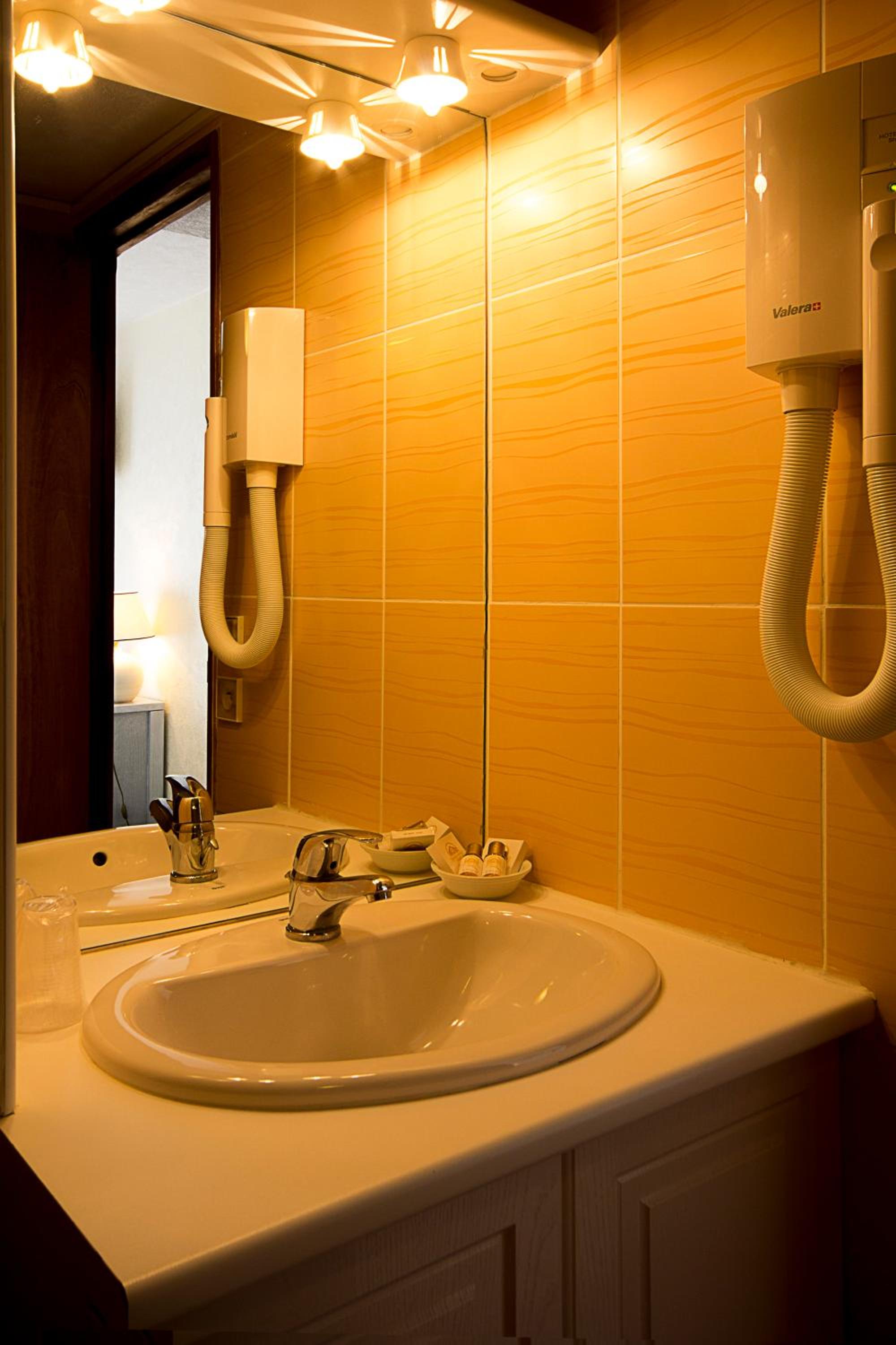 Double Room - Photo 6