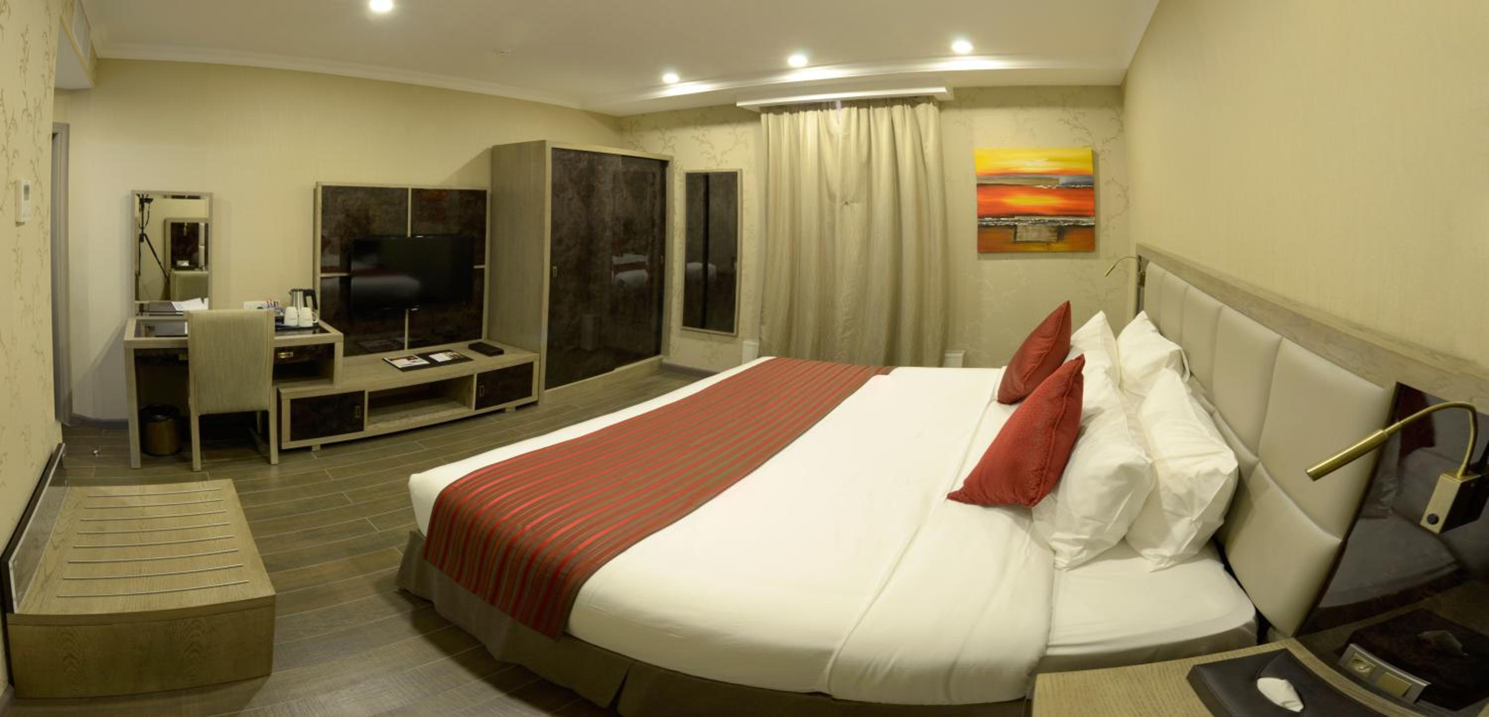Deluxe King Room - Non-Smoking - Photo 3