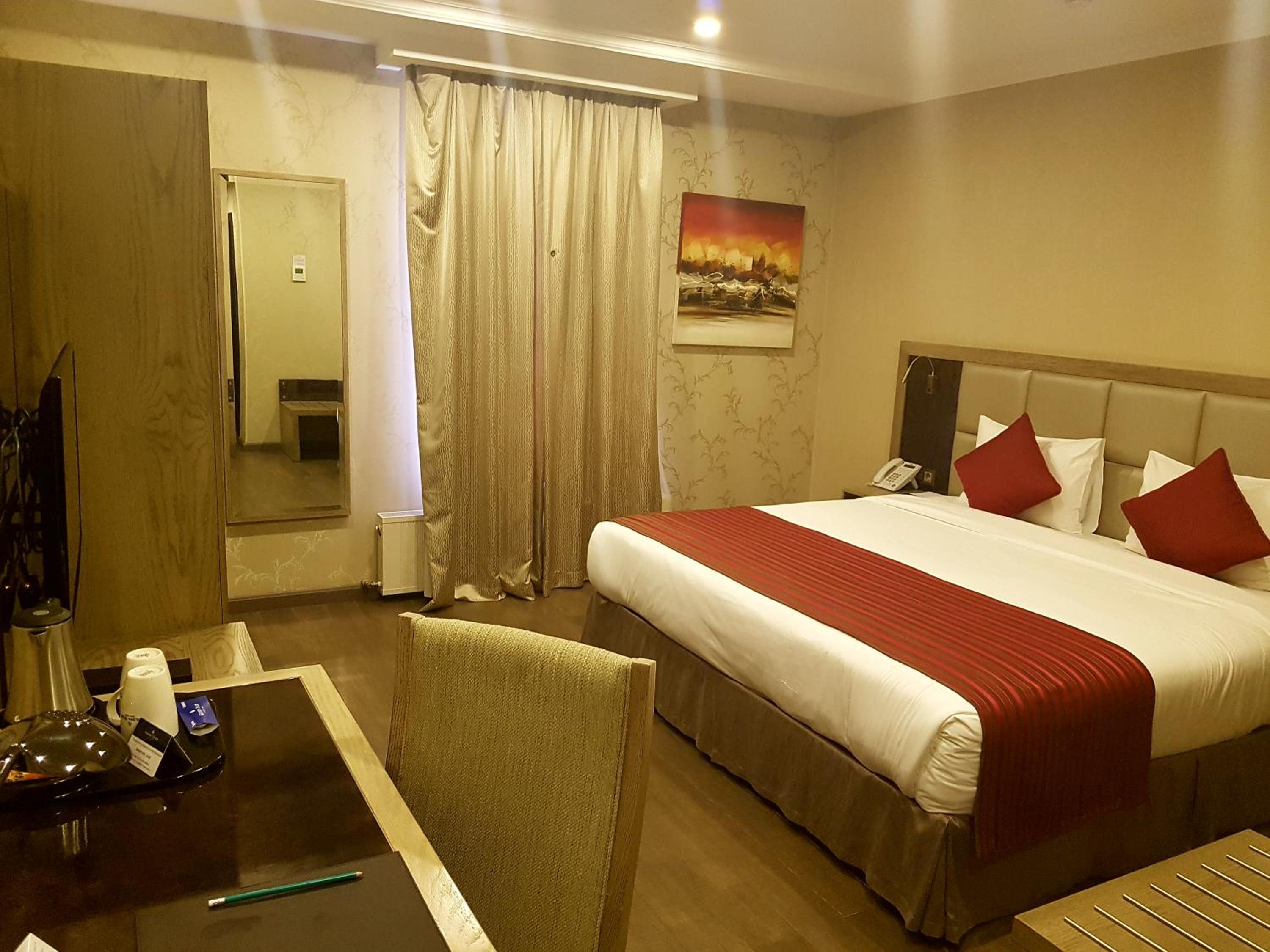 Deluxe King Room - Non-Smoking - Photo 4