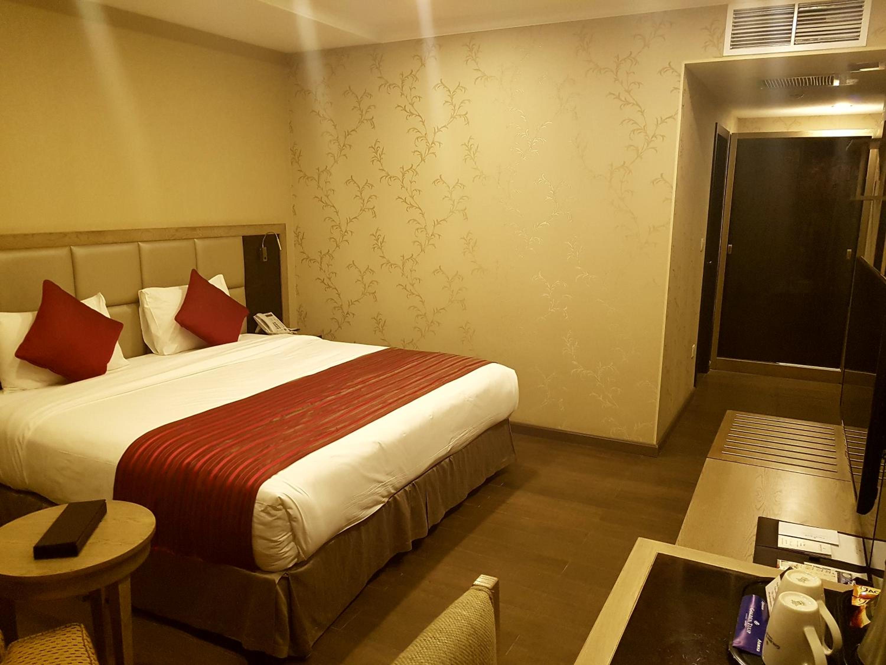 Deluxe King Room - Non-Smoking - Photo 5