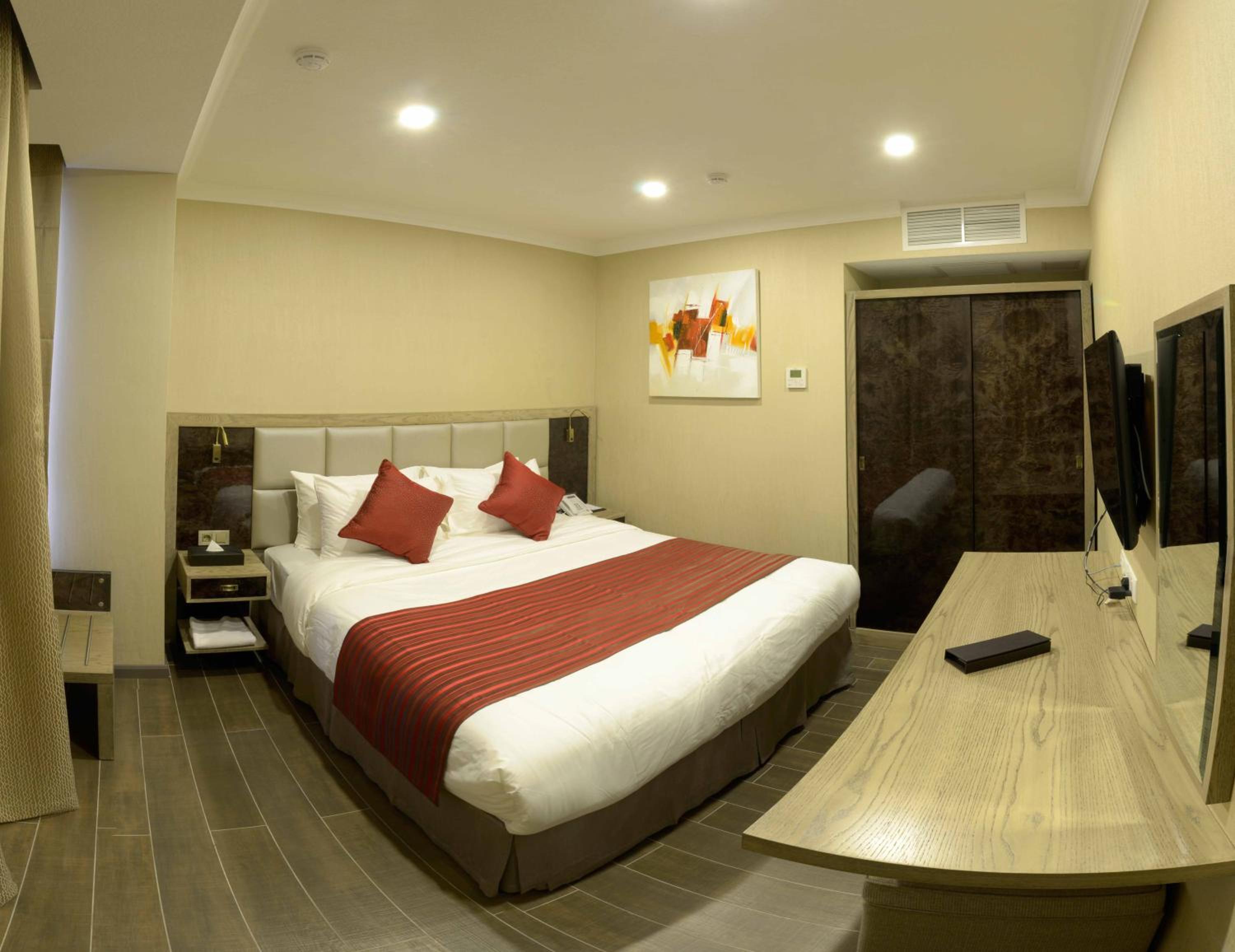 Junior King Suite - Non-Smoking - Photo 1