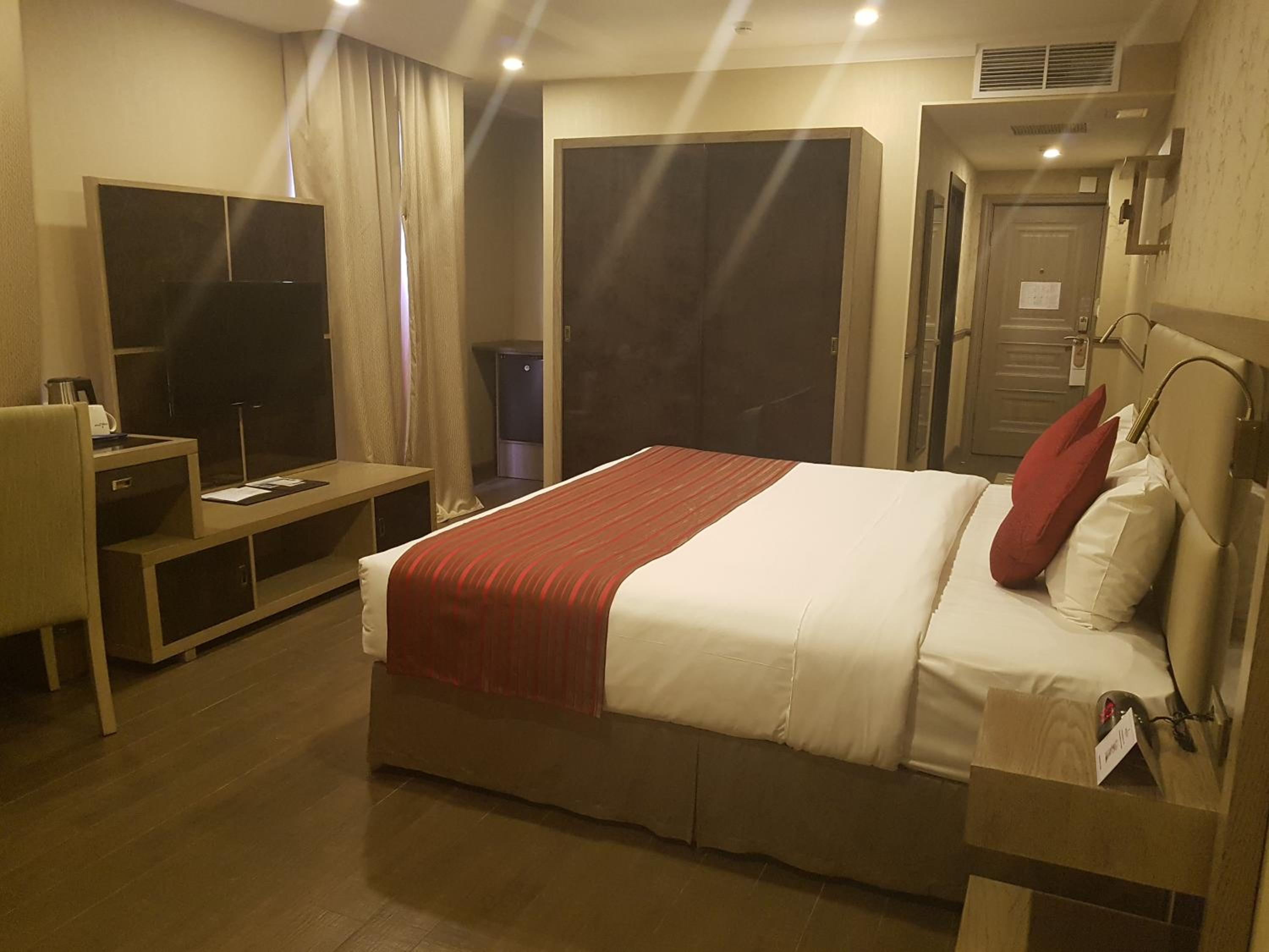 Superior King Room - Non-Smoking - Photo 3
