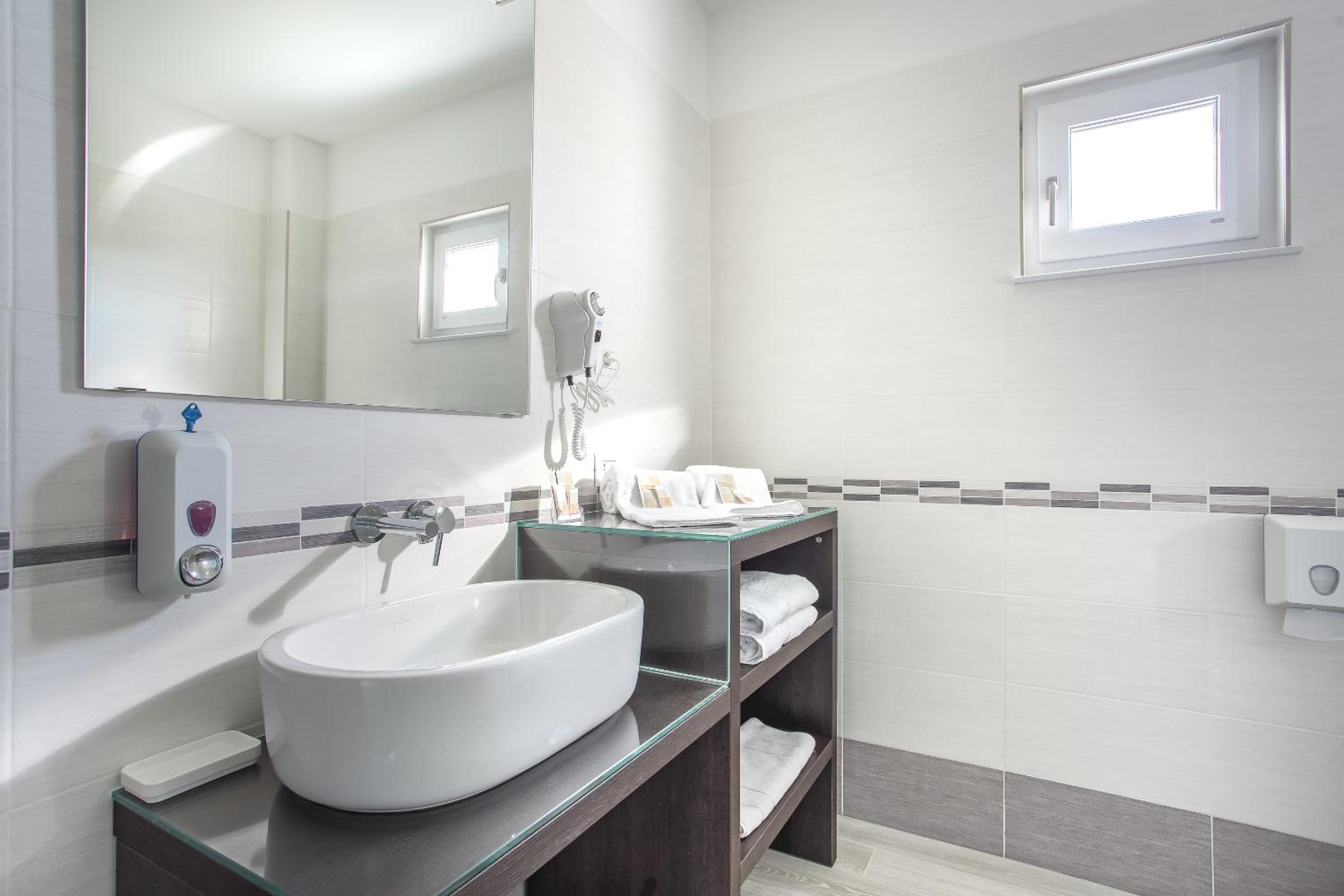 Double Room with Private Bathroom - Photo 20