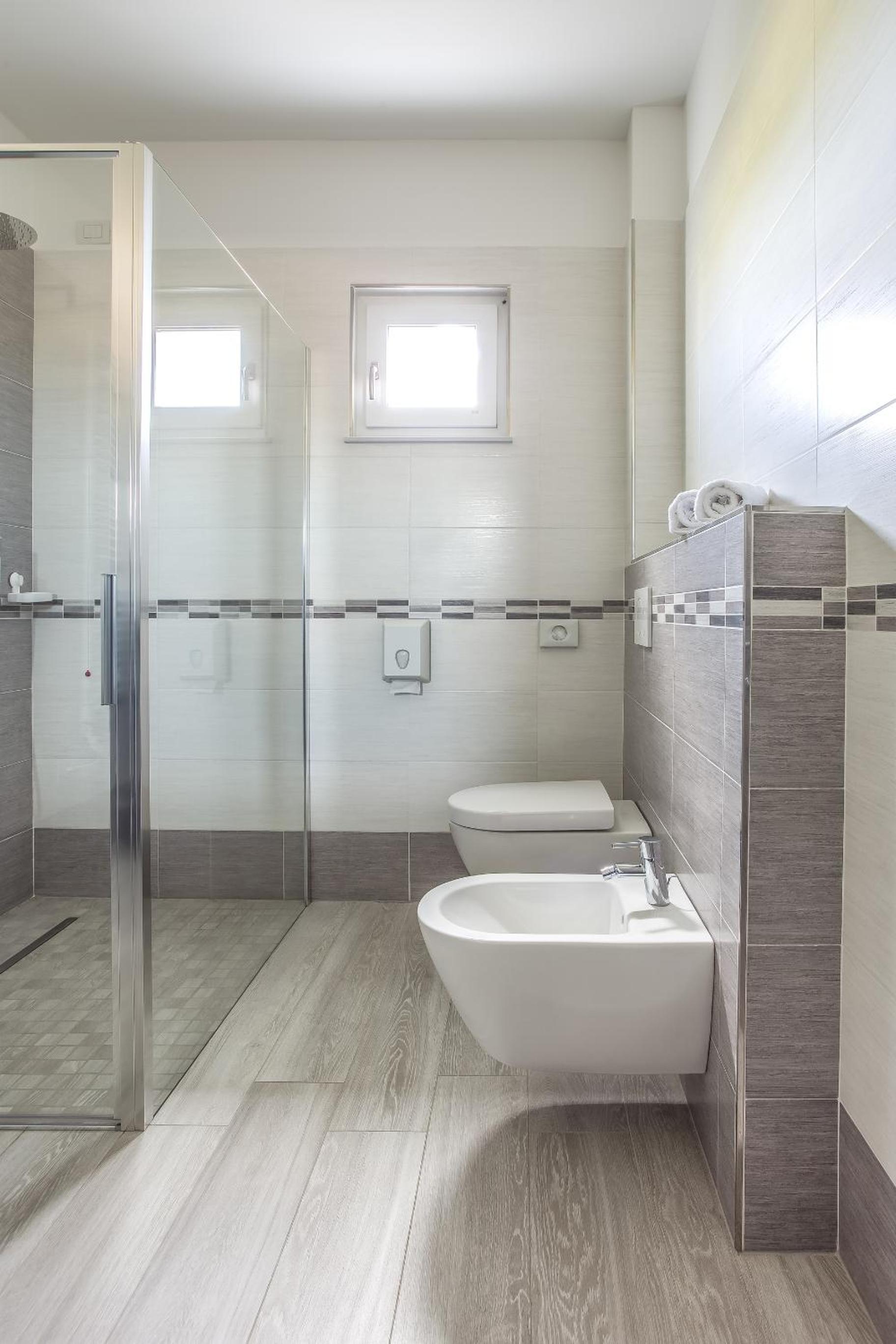 Double Room with Private Bathroom - Photo 10
