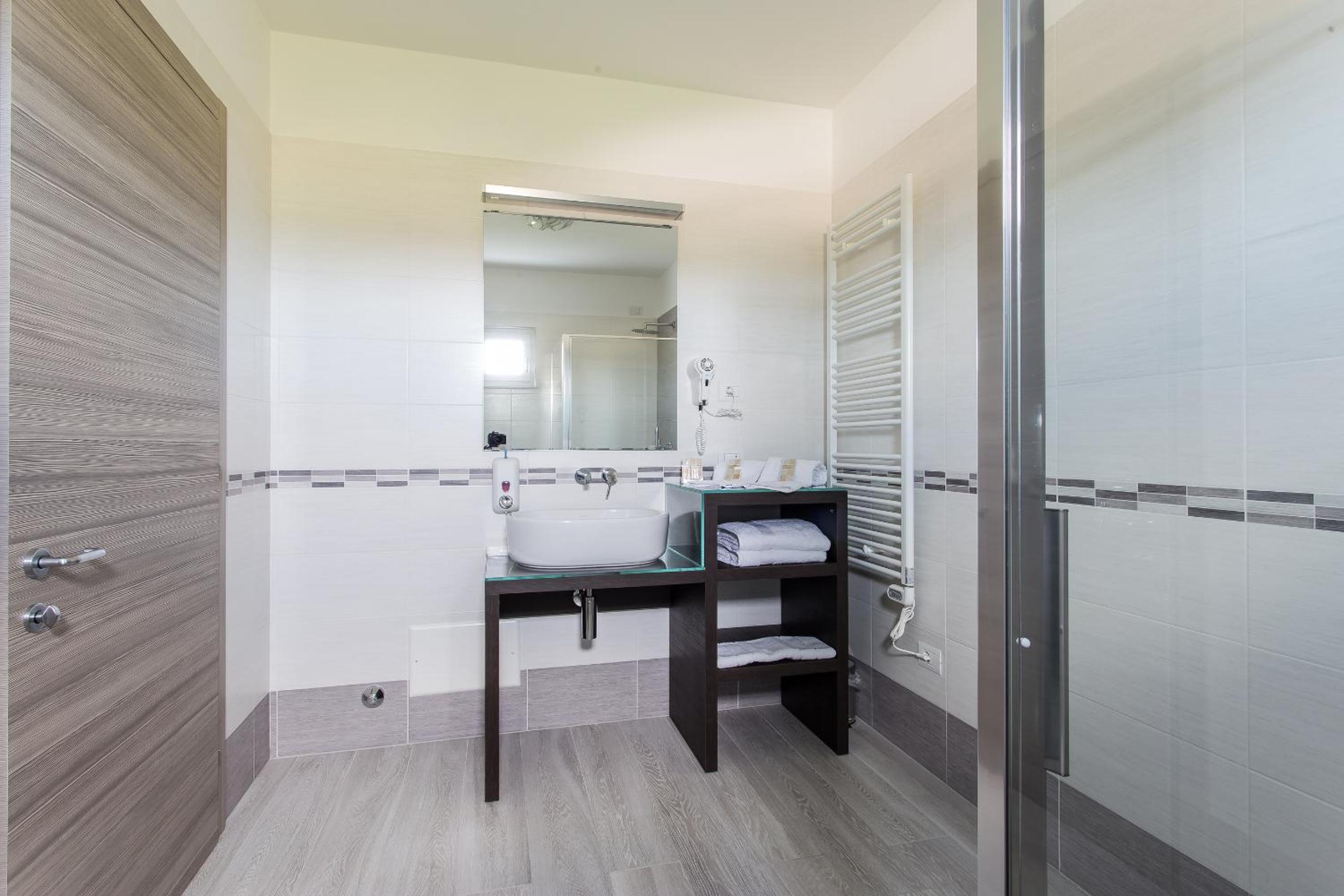 Double Room with Private Bathroom - Photo 19