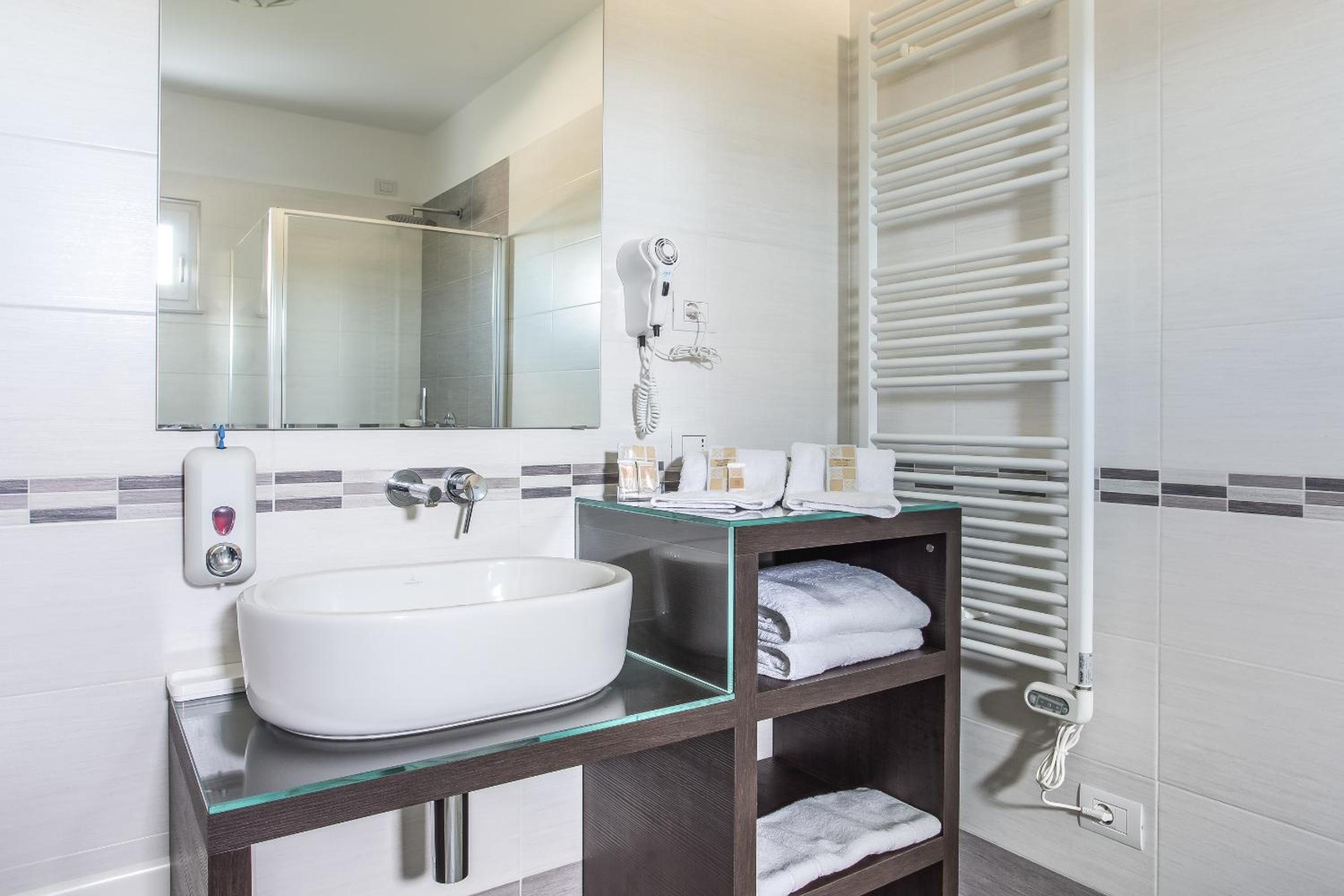 Double Room with Private Bathroom - Photo 12