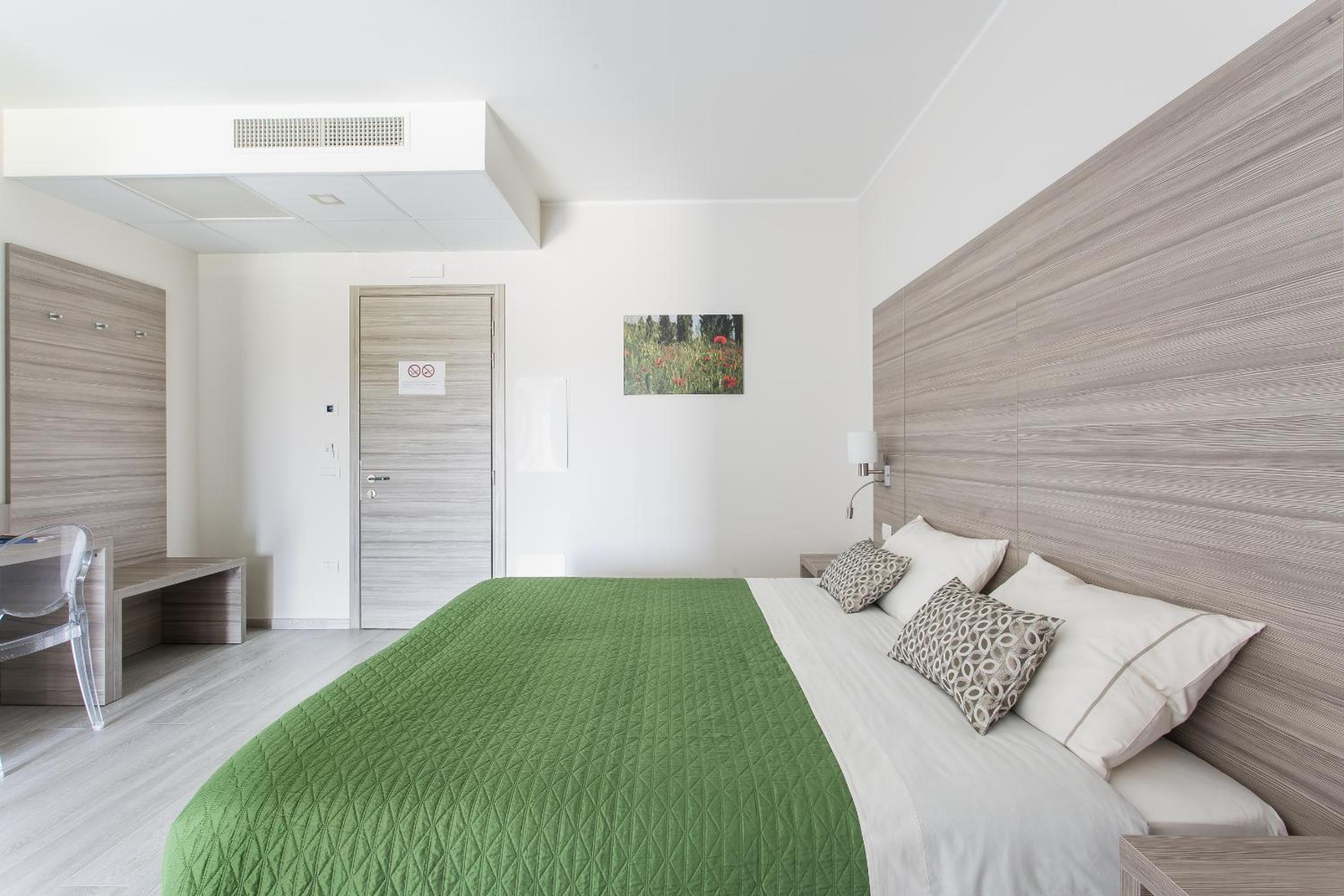 Double Room with Private Bathroom - Photo 1