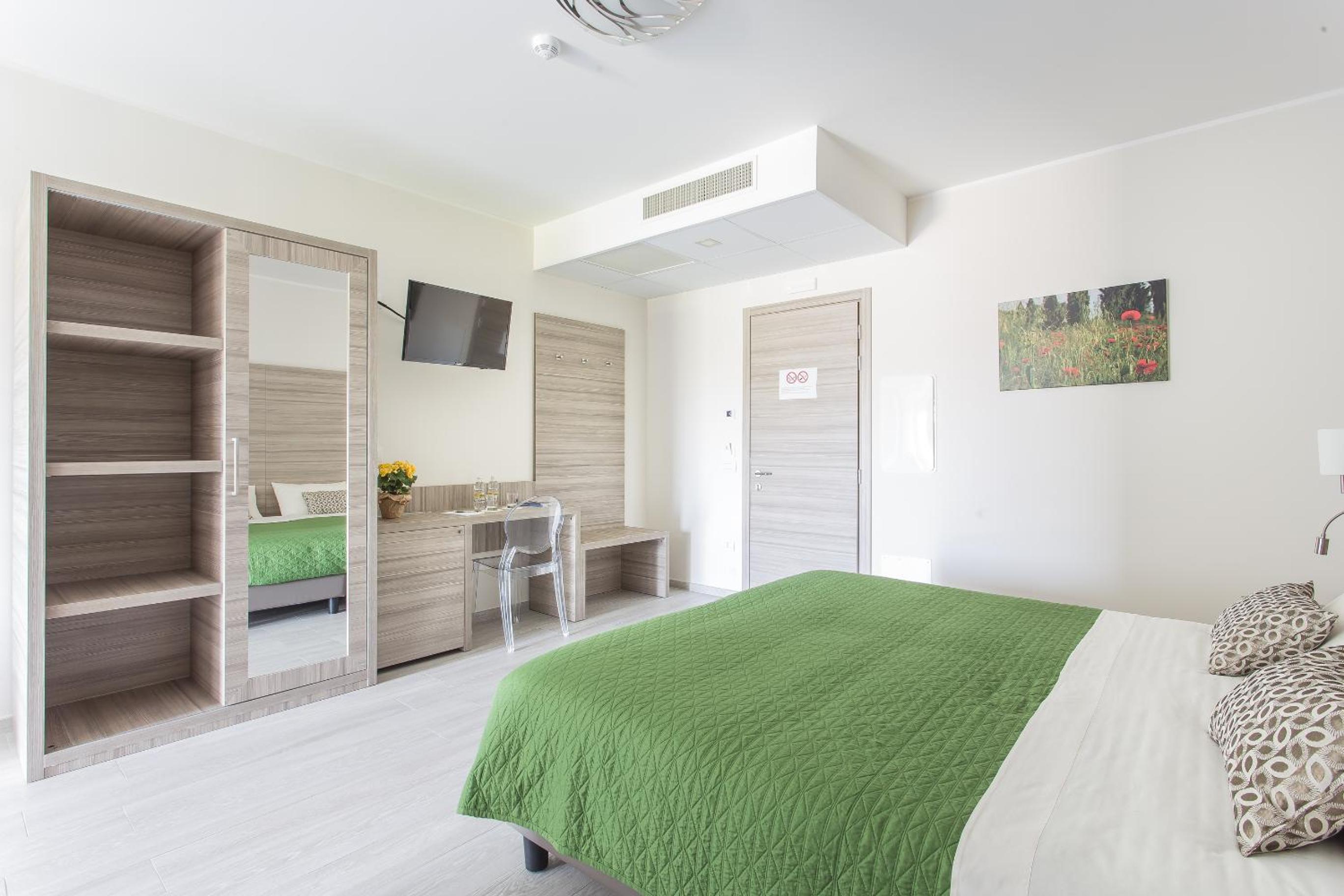 Double Room with Private Bathroom - Photo 8