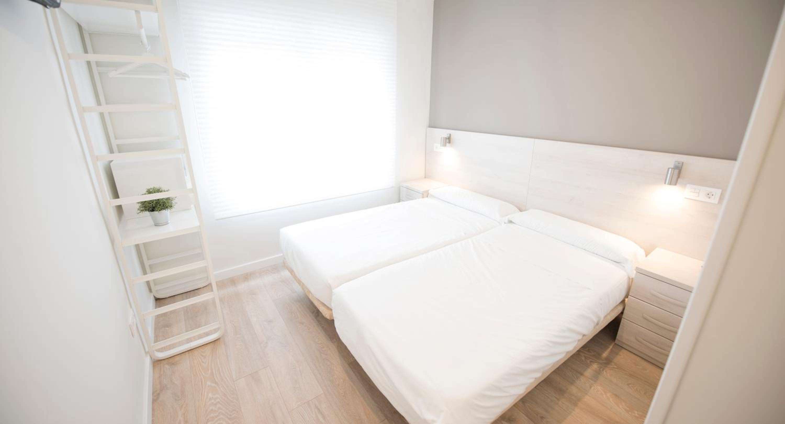 Twin Room with Private Bathroom photo 2