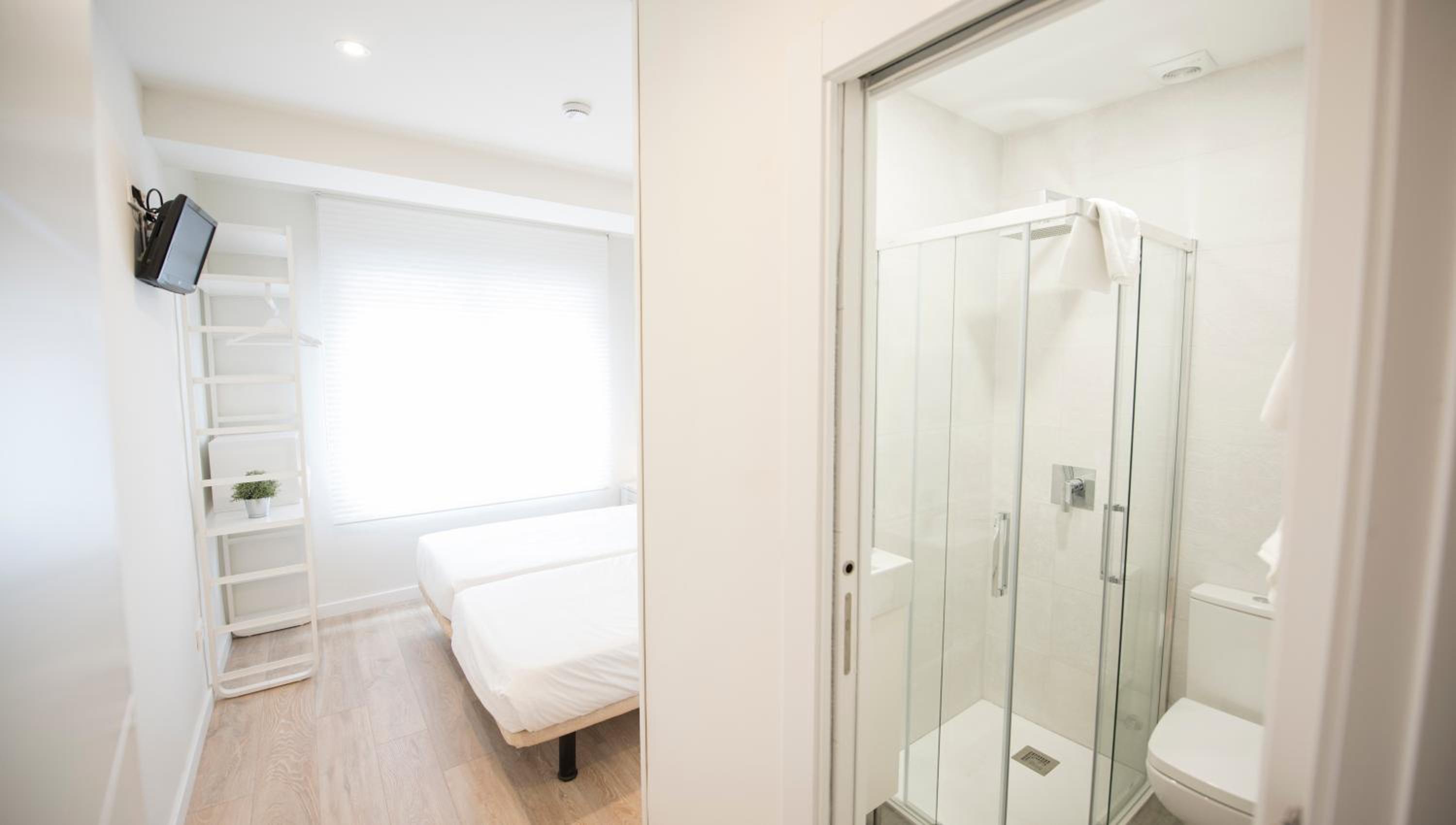 Twin Room with Private Bathroom photo 3