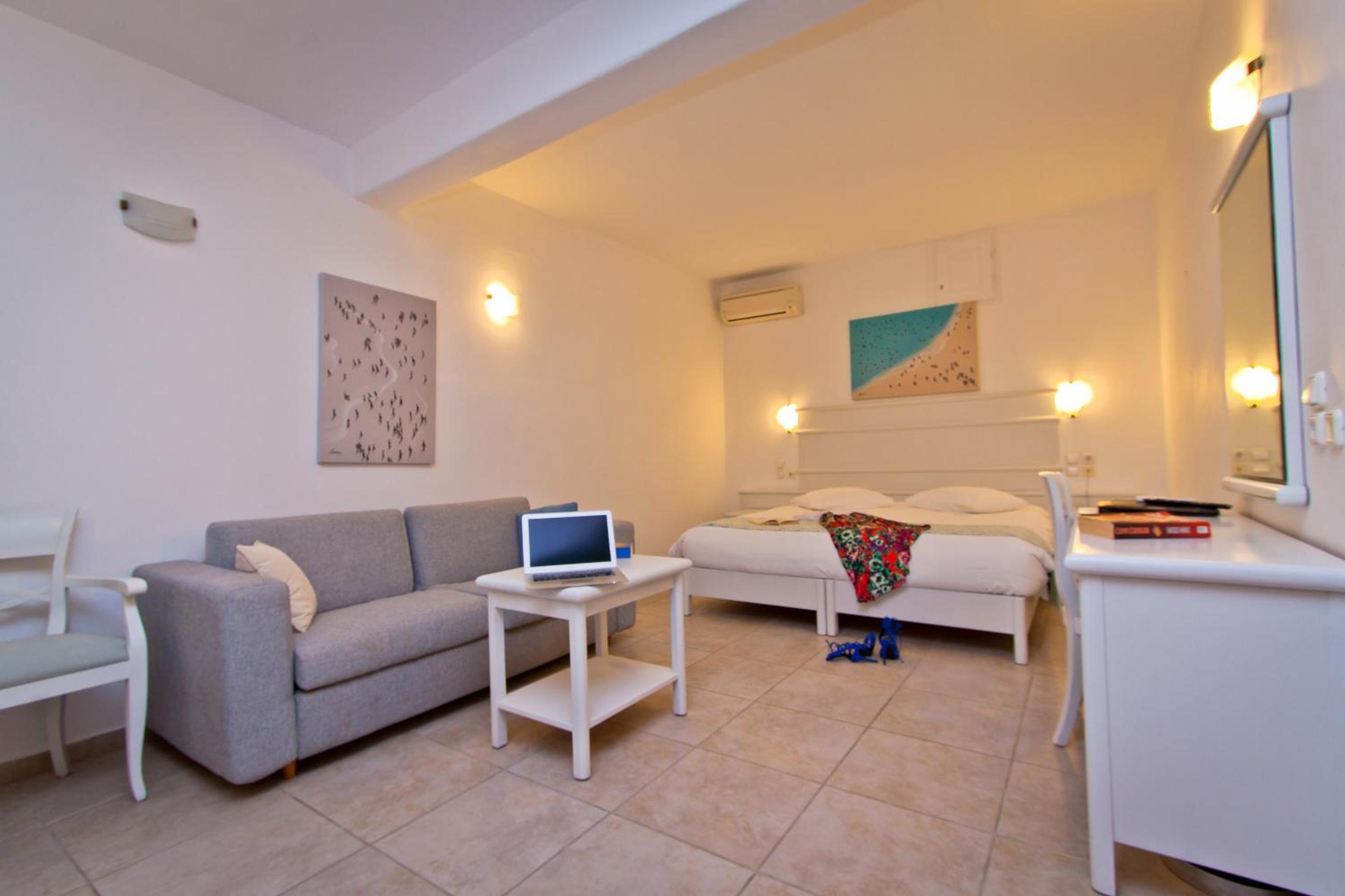 Family Room (2 Adults + 2 Children) - Photo 3