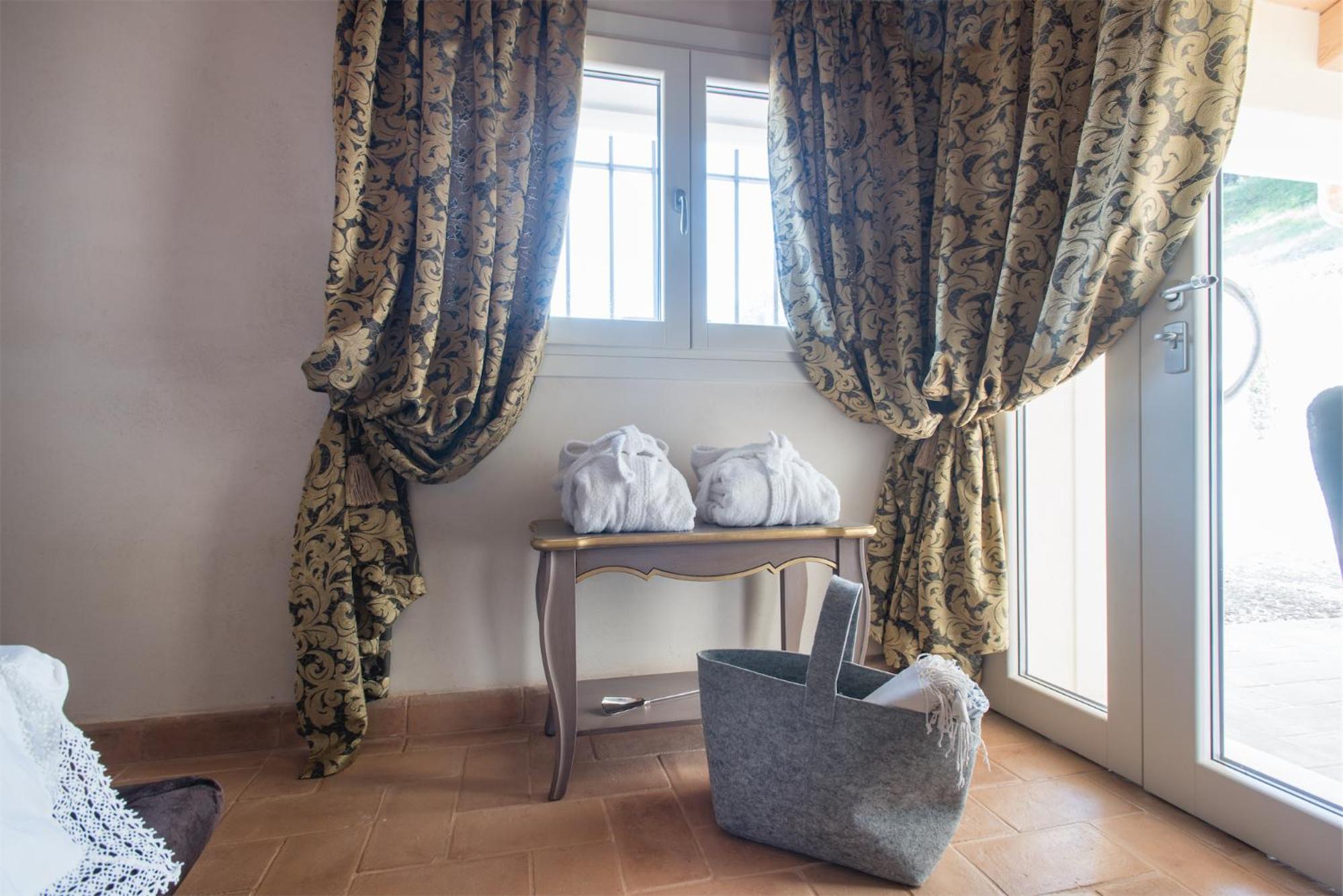 Queen Room with Garden View - Photo 10