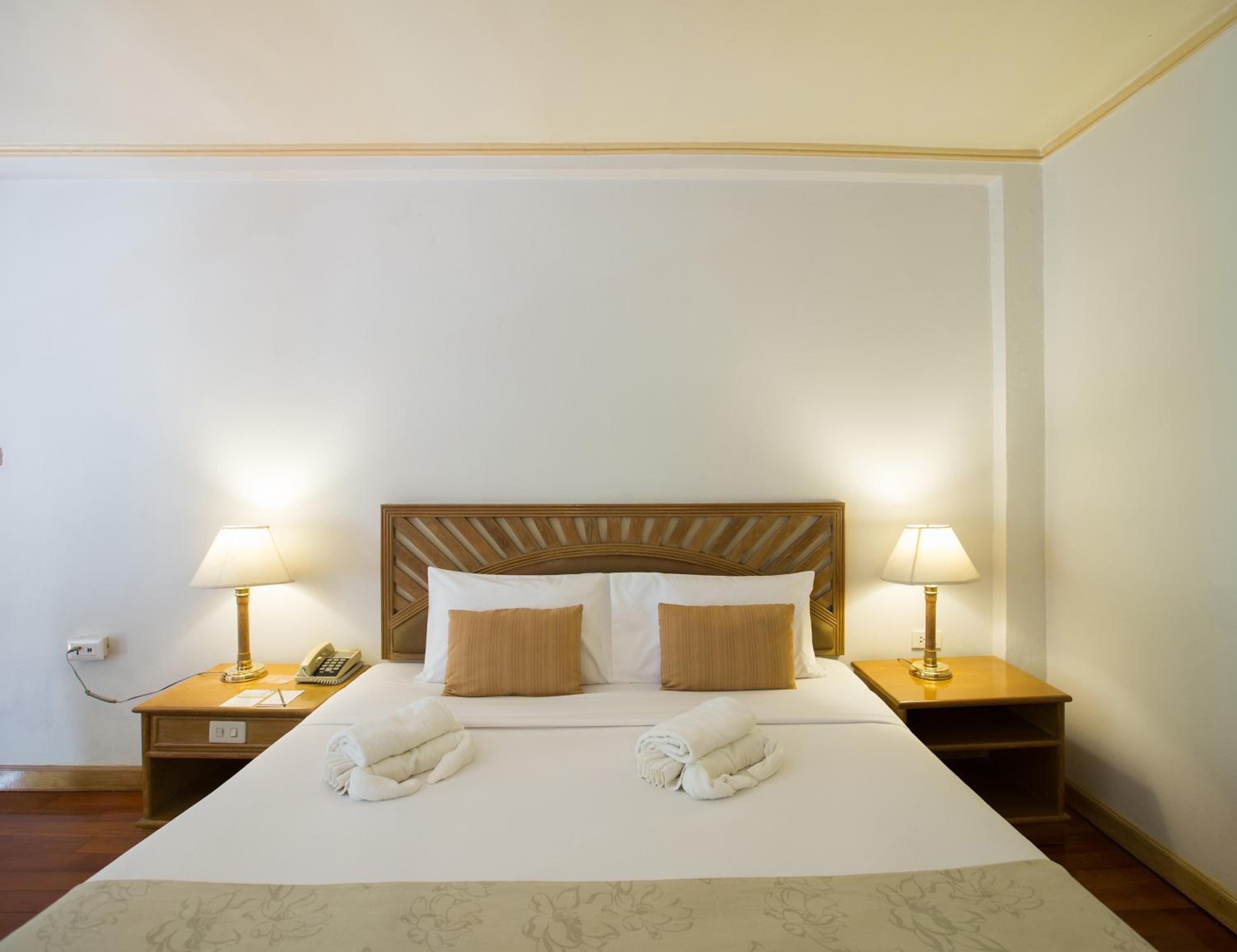 Deluxe Double or Twin Room with Pool View - Photo 8