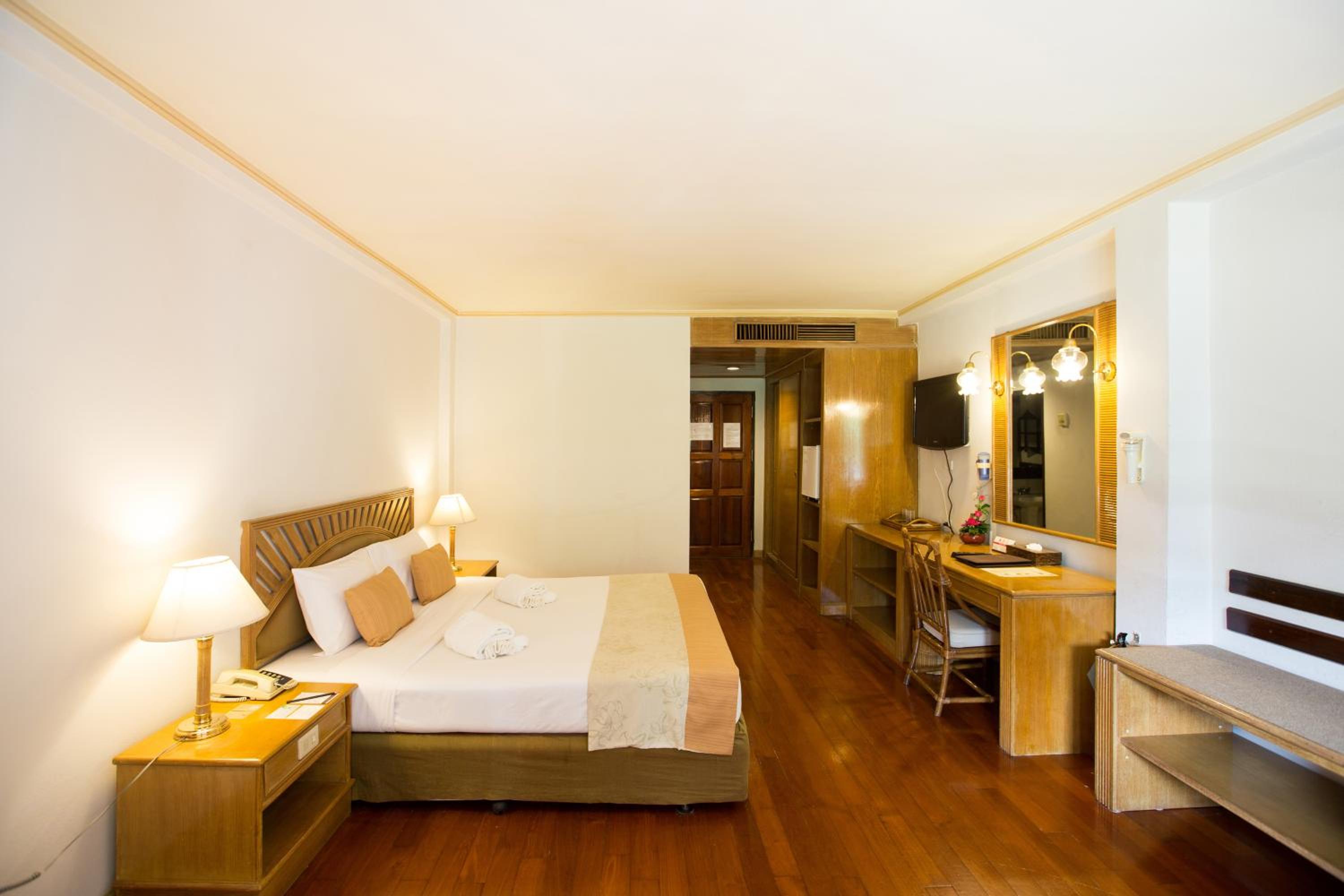 Deluxe Double or Twin Room with Pool View - Photo 7