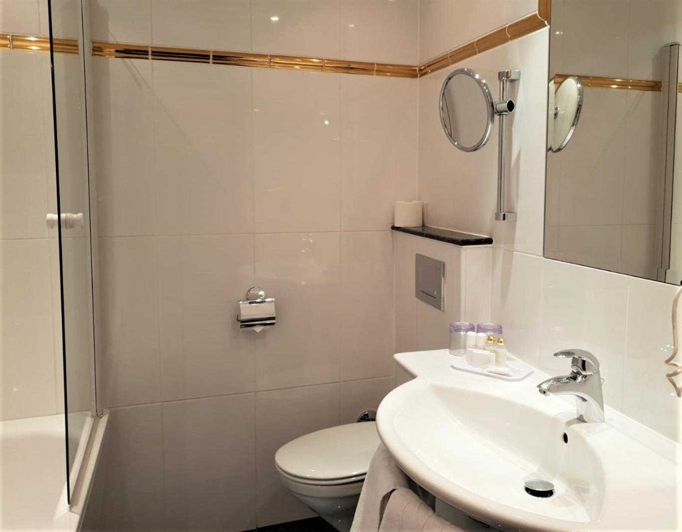 Double Room with Balcony - Photo 4