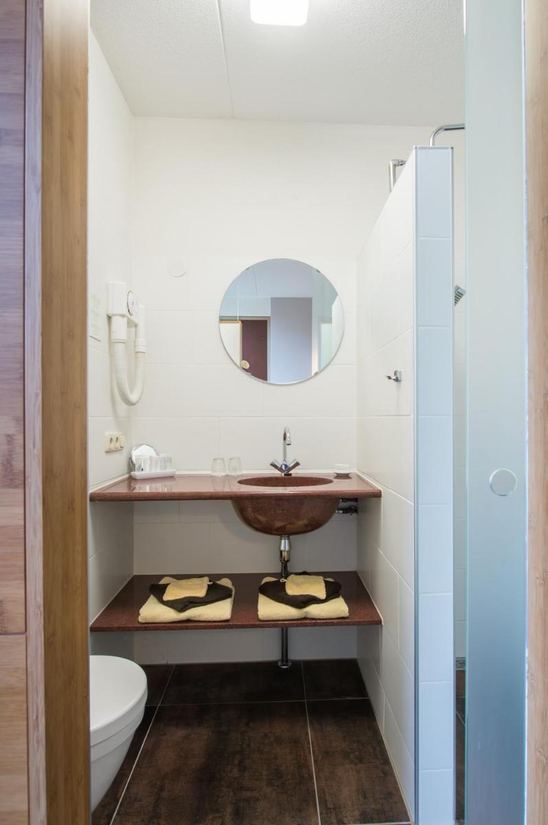 Deluxe Double Room with Balcony - Photo 6