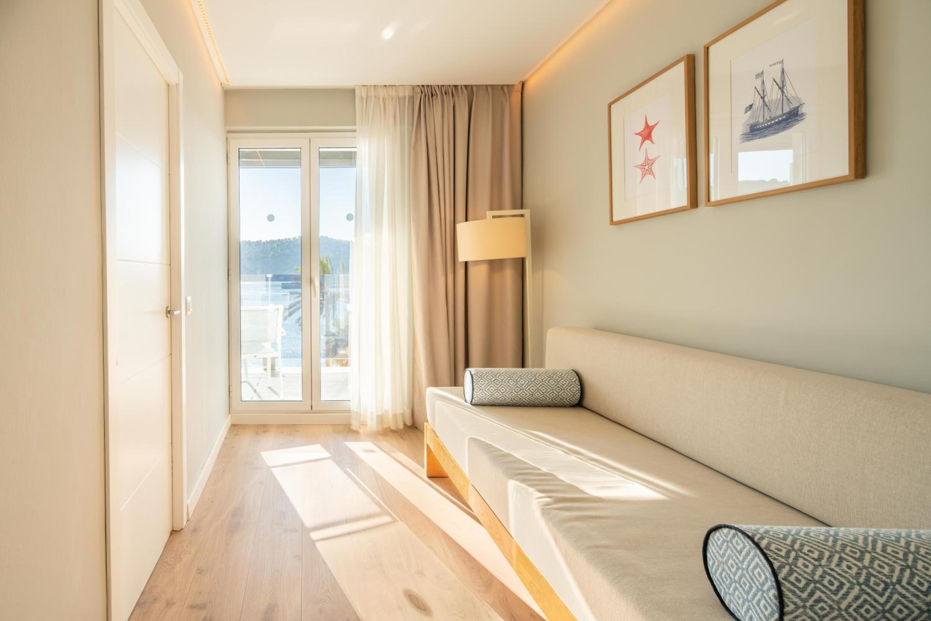 Superior Twin Room with Sea View - Photo 2