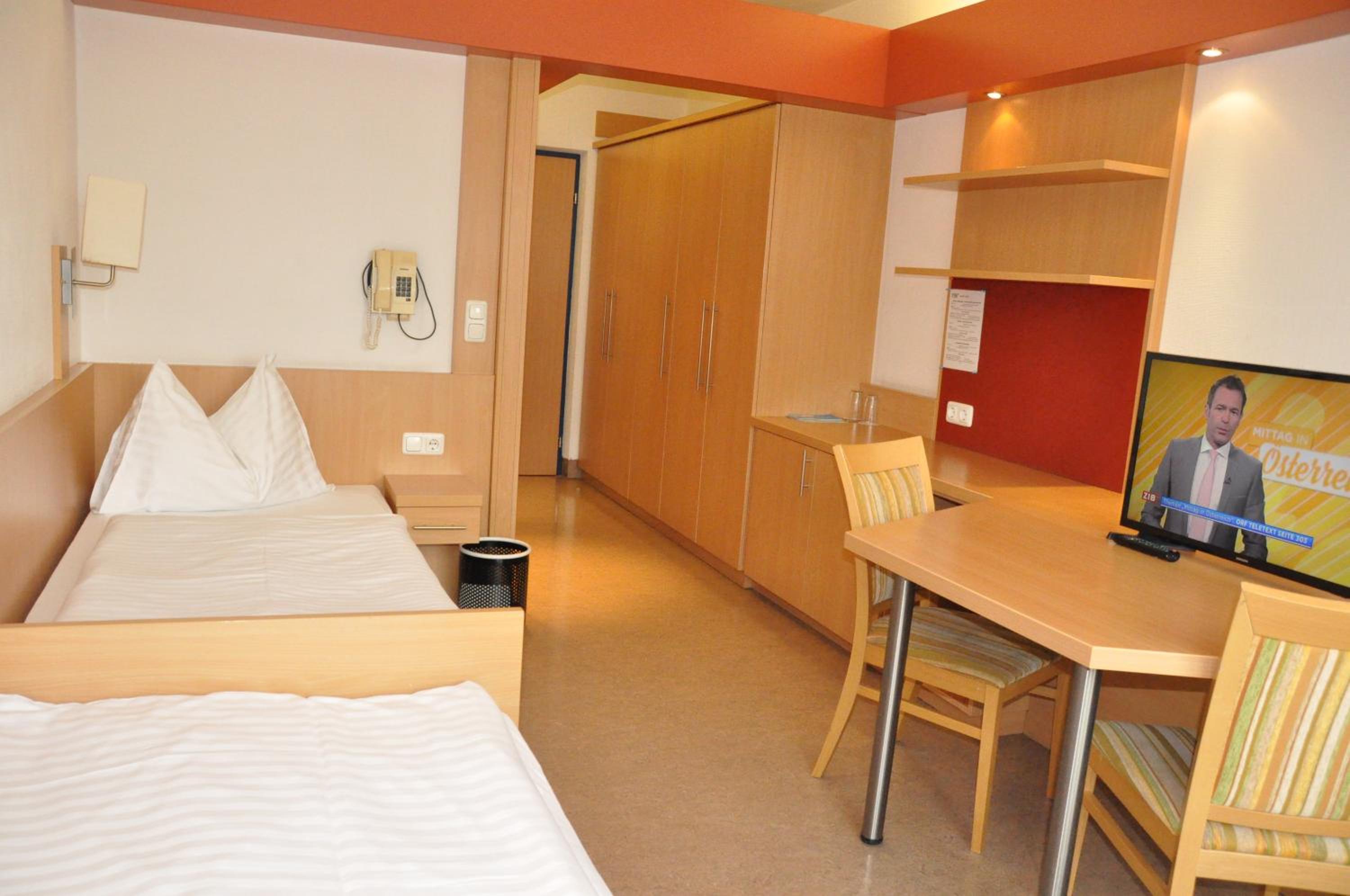 Budget Twin Room photo 3
