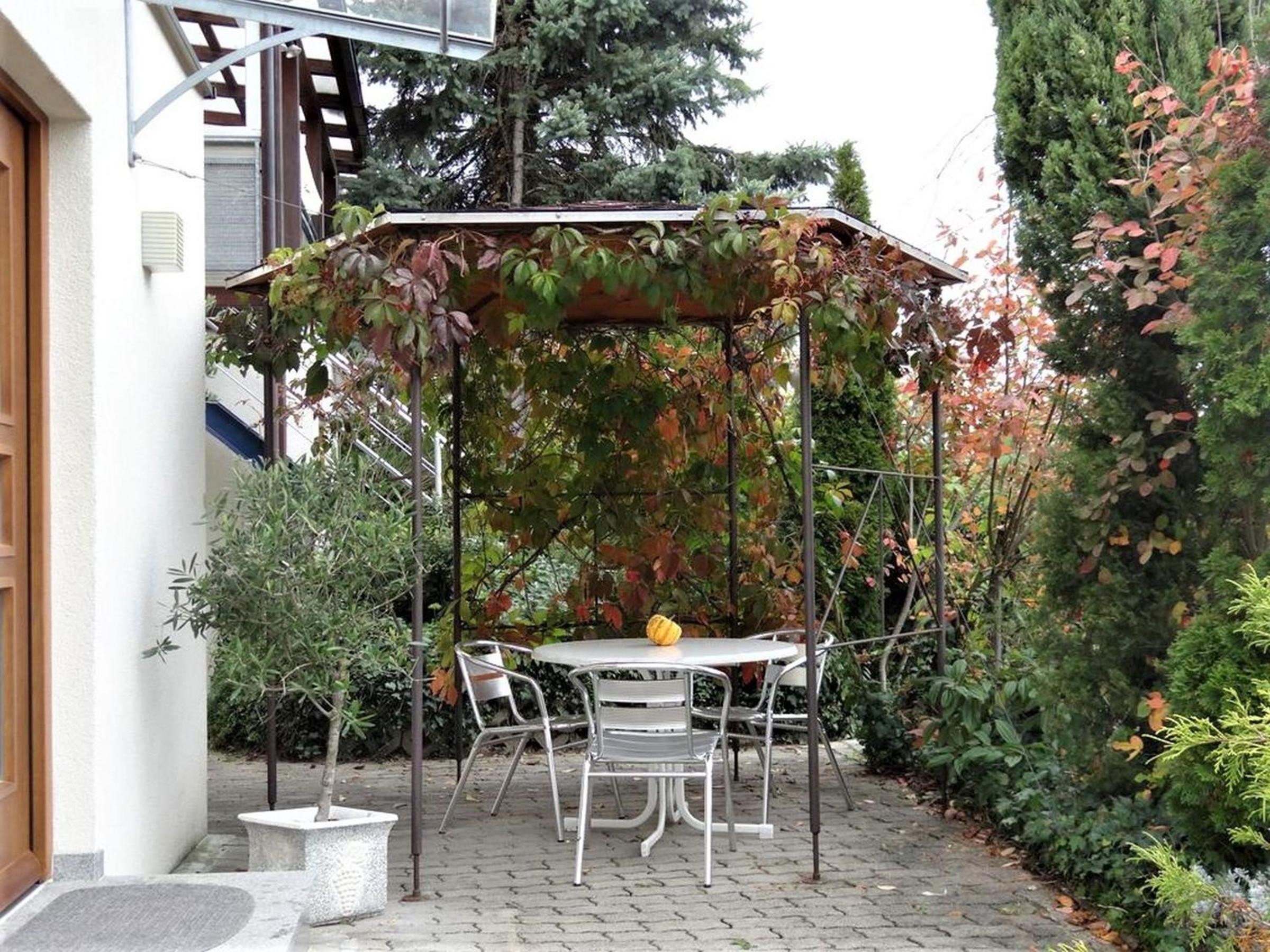 One-Bedroom Apartment with Garden View photo 3