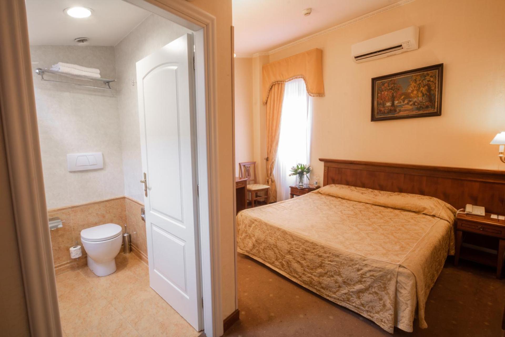 Double or Twin Room thumbnail 6